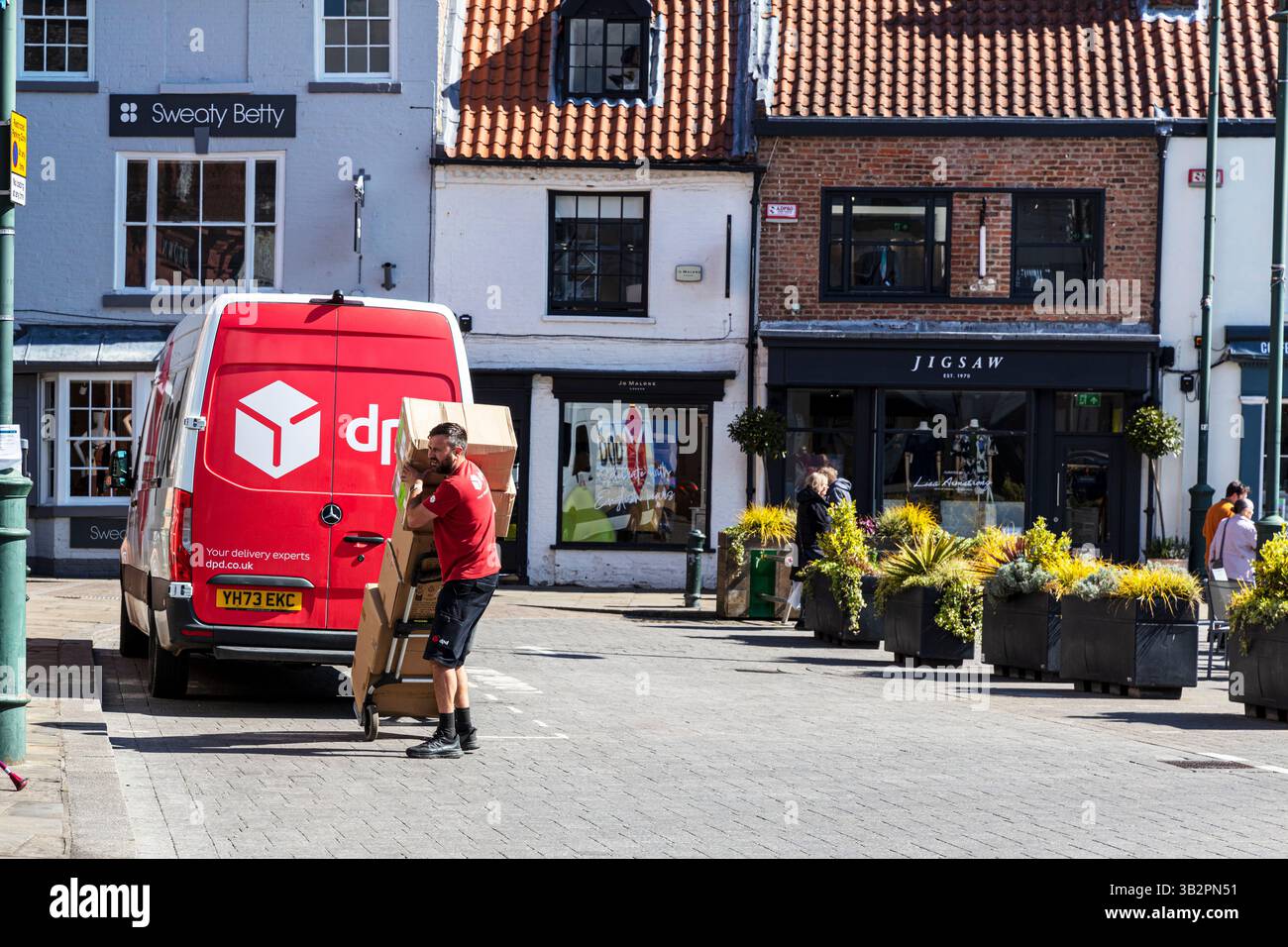 DPD, DPD Delivery, DPD Paketfirma, dpd uk, Paketzustellung, dpd-Zusteller, DPD-Zusteller, Paketzustellung, dpd-Zustellung, Paket, Transporter Stockfoto