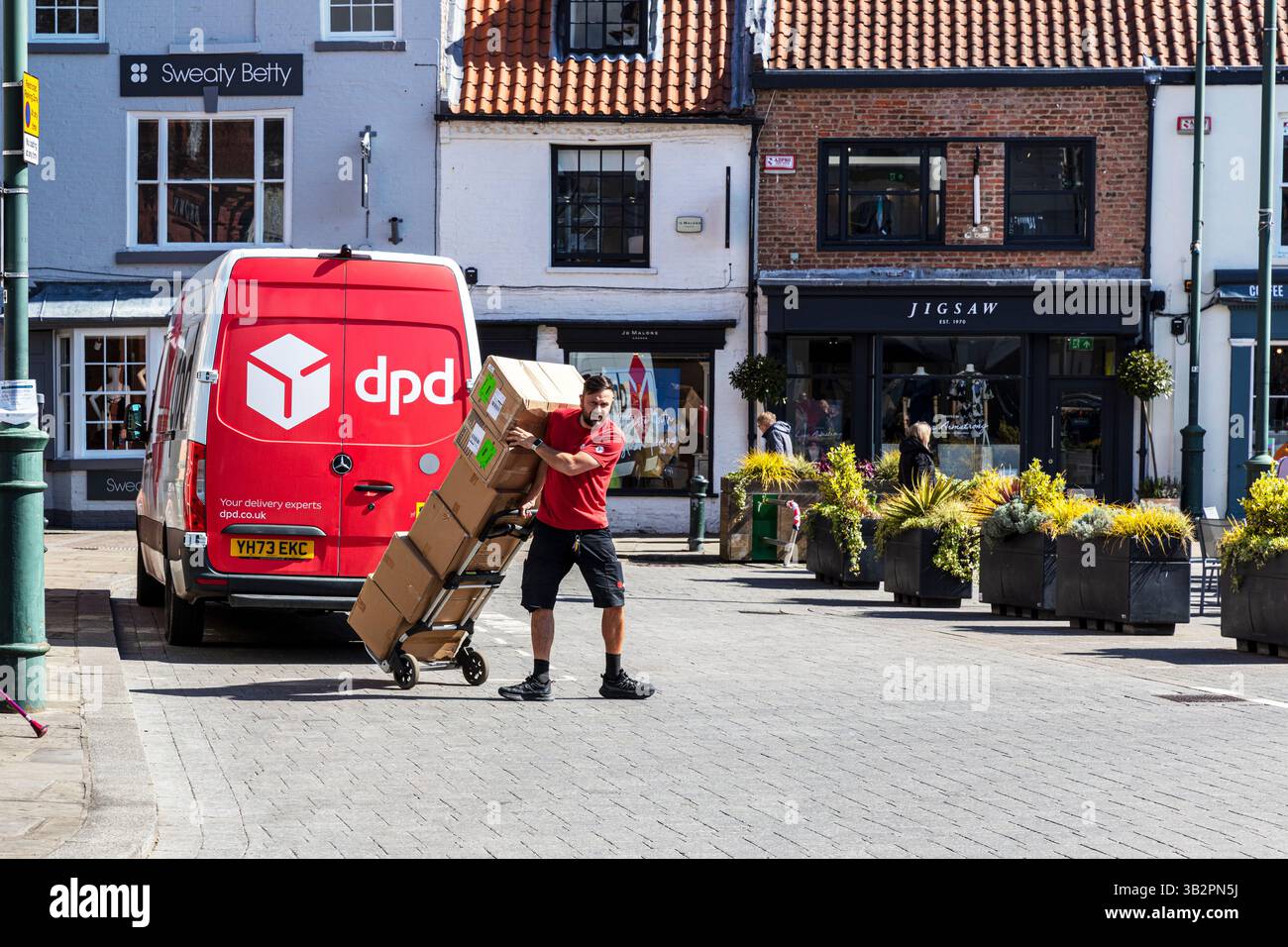 DPD, DPD Delivery, DPD Paketfirma, dpd uk, Paketzustellung, dpd-Zusteller, DPD-Zusteller, Paketzustellung, dpd-Zustellung, Paket, Transporter Stockfoto