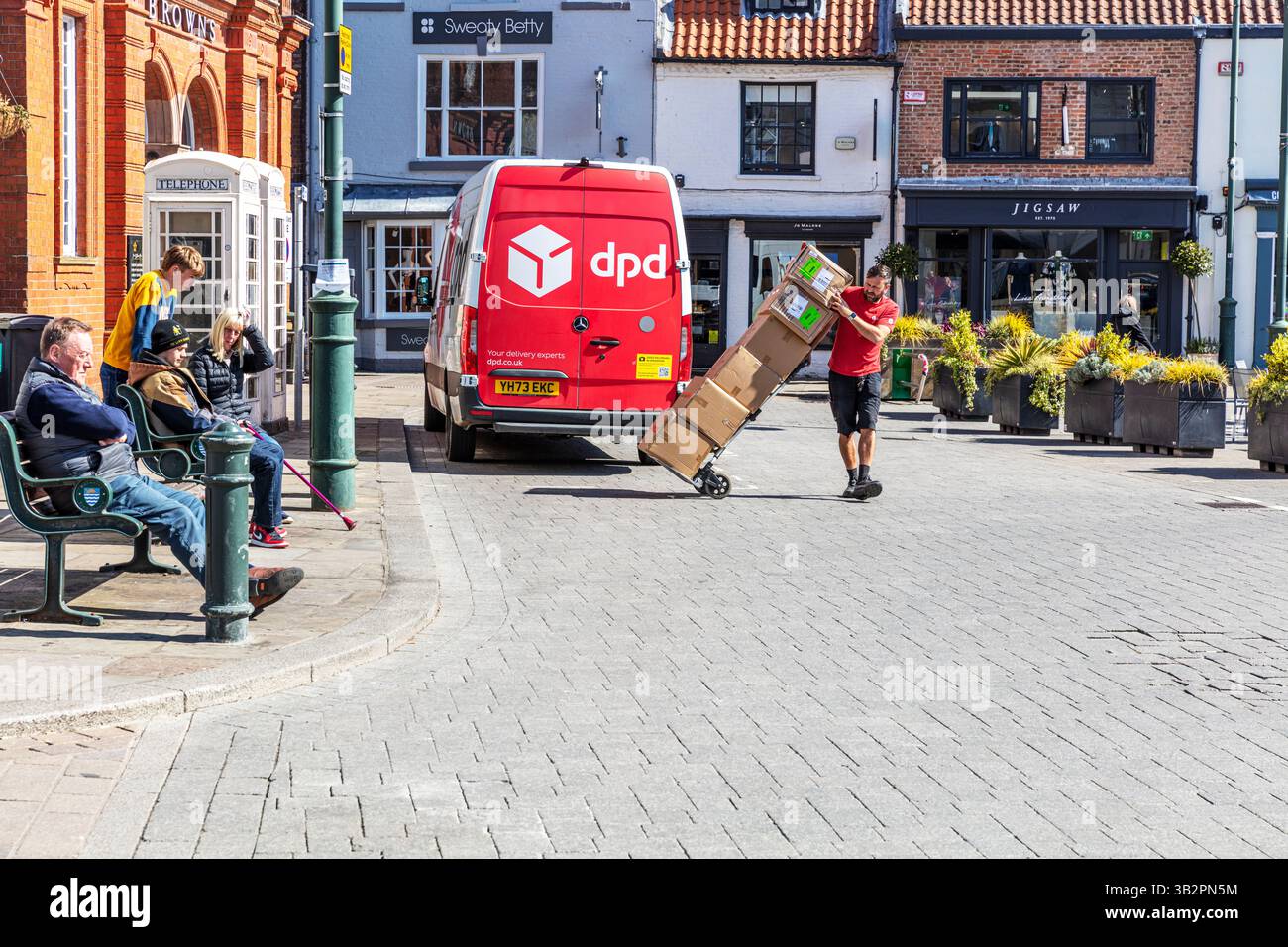 DPD, DPD Delivery, DPD Paketfirma, dpd uk, Paketzustellung, dpd-Zusteller, DPD-Zusteller, Paketzustellung, dpd-Zustellung, Paket, Transporter Stockfoto
