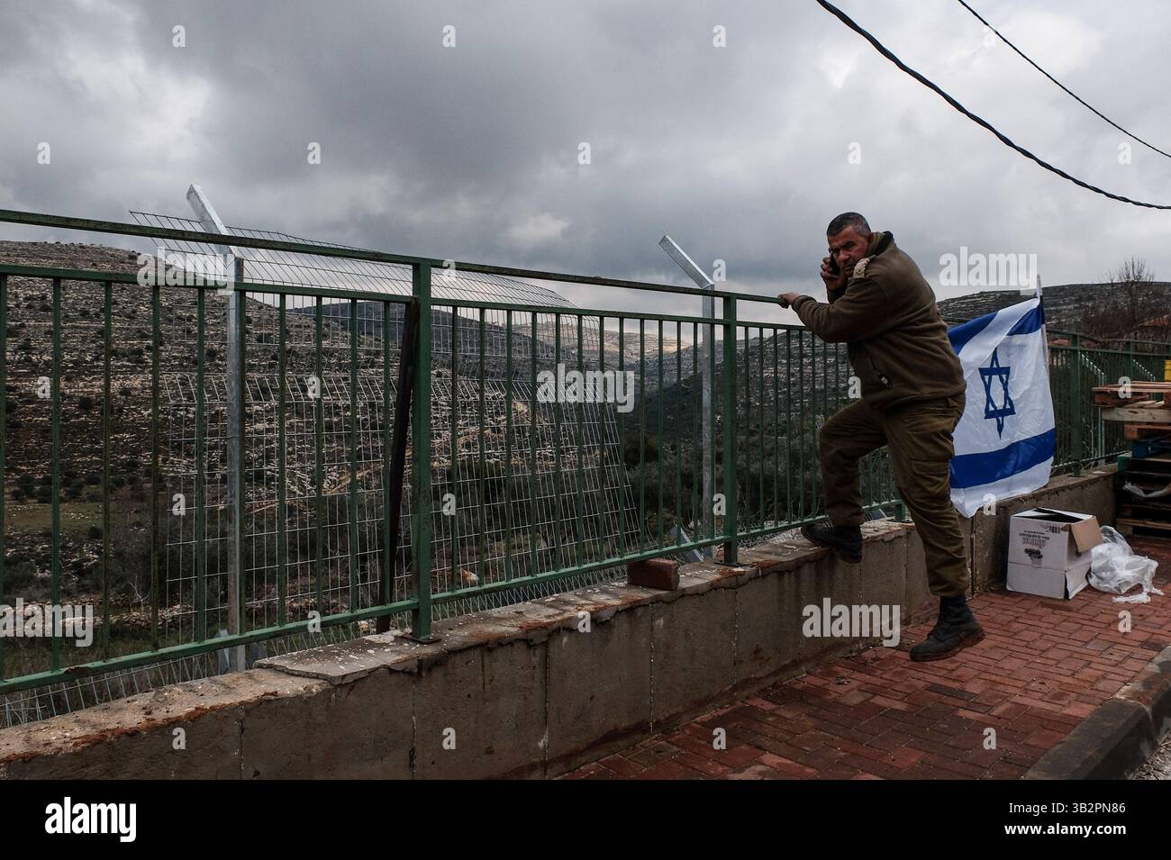 27. Januar 2016 - Bet Horon, Israel - IDF-Soldaten überwachen den Standort eines Zauns, der gerade repariert wird. Zwei männliche palästinensische Terroristen drangen am 25. Januar 2016 in die israelische Stadt Bet Horon ein, legten hausgemachte Bomben an und erstichen zwei Frauen. Ein Wachmann hat beide Angreifer erschossen und getötet. Shlomit Krigman, 23 Jahre alt, erlag ihren Wunden und wurde in Jerusalem zur Ruhe gebracht. (Bild: © Nir Alon via ZUMA Wire) Stockfoto