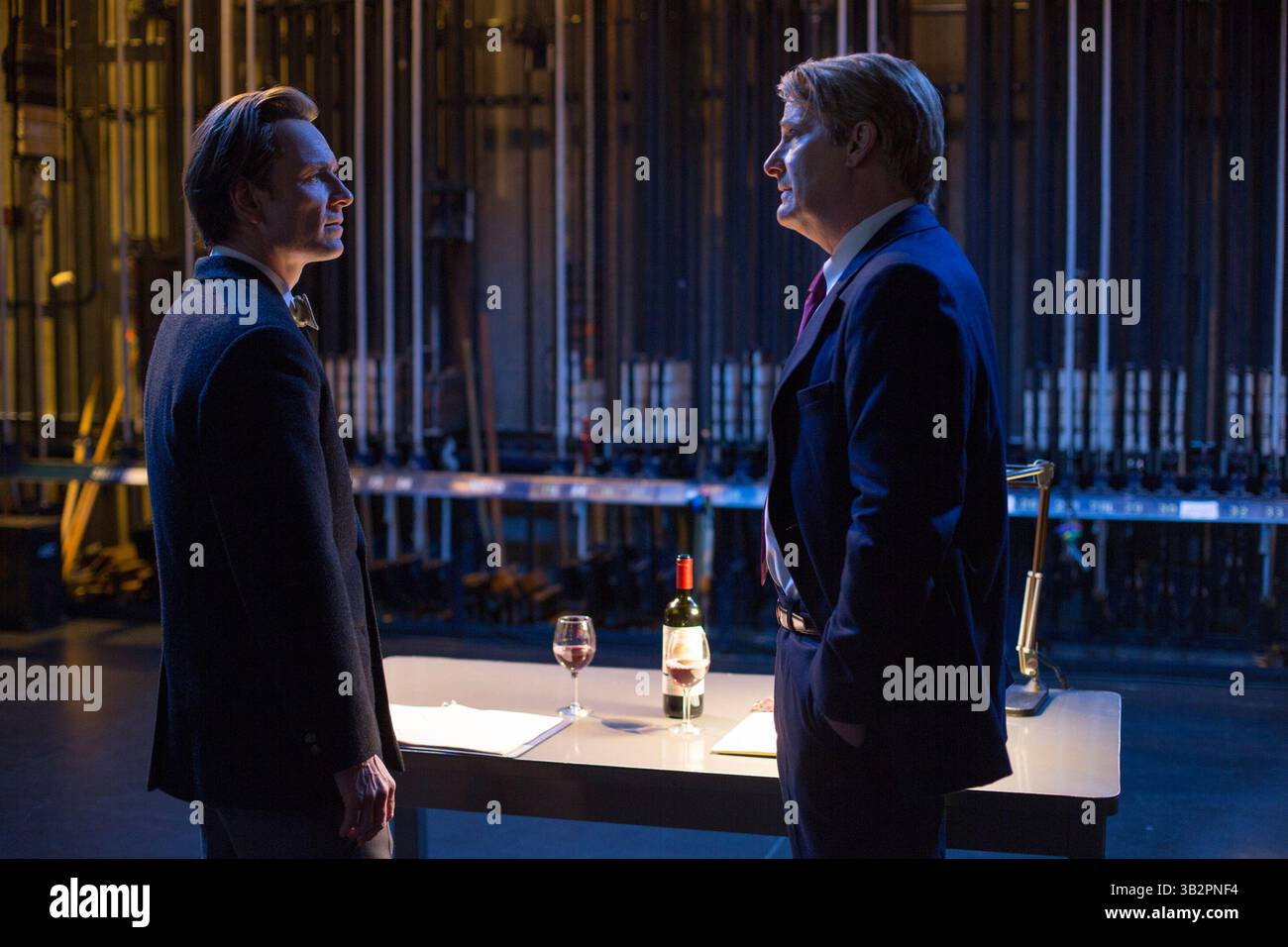 ERSCHEINUNGSDATUM: 23. Oktober 2015.TITEL: Steve Jobs. STUDIO: Universelle Bilder. REGIE: Danny Boyle. PLOT: Steve Jobs nimmt uns hinter die Kulissen der digitalen Revolution, um ein Porträt des Mannes in seinem Epizentrum zu malen. Die Geschichte entfaltet sich hinter den Kulissen bei drei ikonischen Produkteinführungen, die 1998 mit der Enthüllung des iMac enden. IM BILD: Michael Fassbender als Steve Jobs. (Foto: © Universal Pictures/Entertainment Pictures) Stockfoto