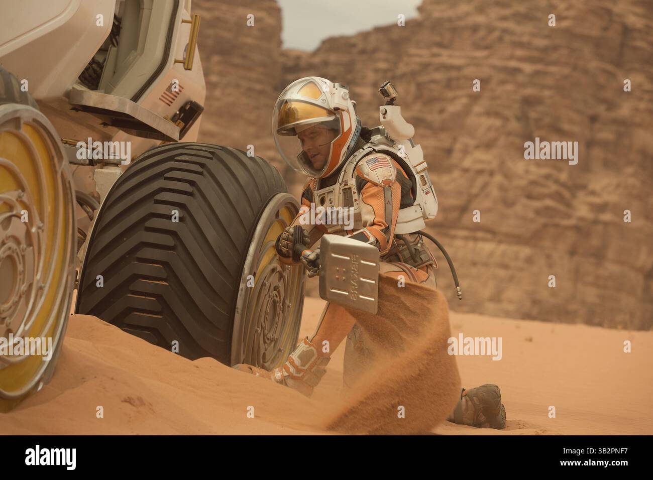 ERSCHEINUNGSDATUM: 2. Oktober 2015. TITEL: Der Mars. STUDIO: Twentieth Century Fox Film Corporation. REGIE: Ridley Scott. Während einer bemannten Mission zum Mars wird Astronaut Mark Watney vermutlich nach einem heftigen Sturm tot sein und von seiner Crew zurückgelassen. Aber Watney hat überlebt und findet sich allein auf dem feindlichen Planeten wieder. Mit nur dürftigen Vorräten muss er auf seinen Einfallsreichtum, seinen Witz und seinen Geist zurückgreifen und einen Weg finden, der Erde zu signalisieren, dass er am Leben ist. IM BILD: Matt Damon als Mark Watney.. (Quelle: © Twentieth Century Fox/Entertainment Pictures) Stockfoto