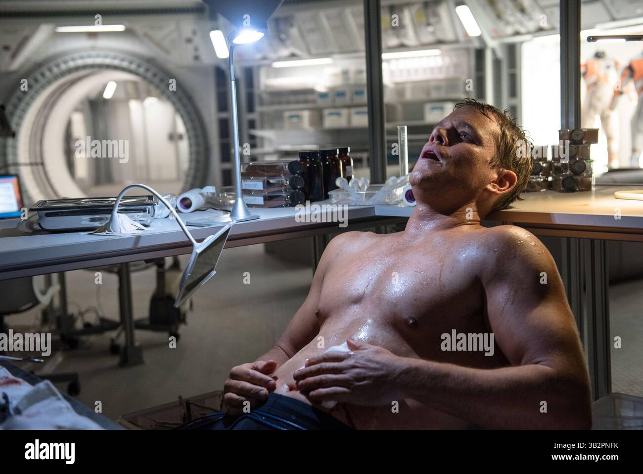 ERSCHEINUNGSDATUM: 2. Oktober 2015. TITEL: Der Mars. STUDIO: Twentieth Century Fox Film Corporation. REGIE: Ridley Scott. Während einer bemannten Mission zum Mars wird Astronaut Mark Watney vermutlich nach einem heftigen Sturm tot sein und von seiner Crew zurückgelassen. Aber Watney hat überlebt und findet sich allein auf dem feindlichen Planeten wieder. Mit nur dürftigen Vorräten muss er auf seinen Einfallsreichtum, seinen Witz und seinen Geist zurückgreifen und einen Weg finden, der Erde zu signalisieren, dass er am Leben ist. IM BILD: Matt Damon als Mark Watney.. (Quelle: © Twentieth Century Fox/Entertainment Pictures) Stockfoto
