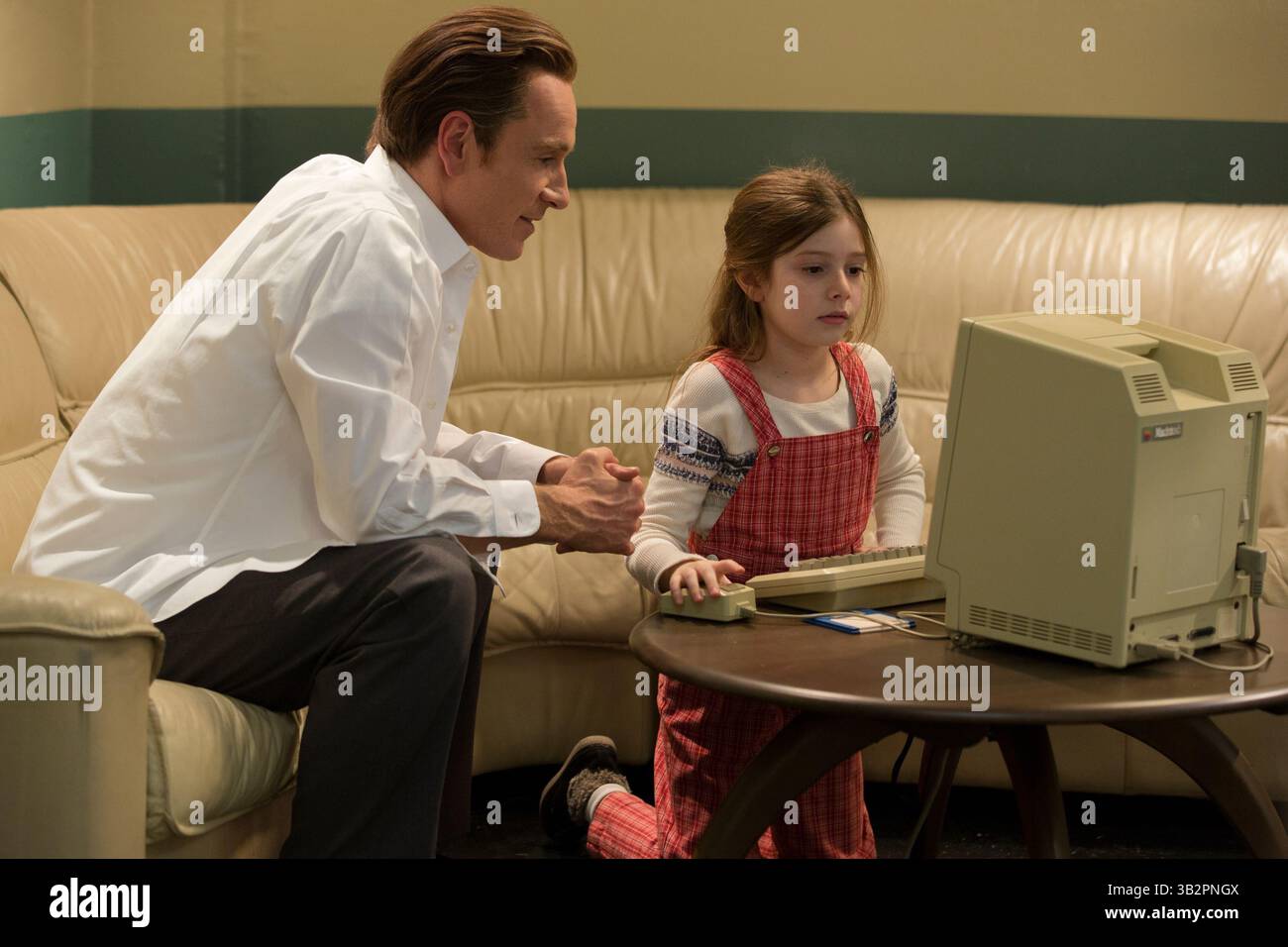 ERSCHEINUNGSDATUM: 23. Oktober 2015.TITEL: Steve Jobs. STUDIO: Universelle Bilder. REGIE: Danny Boyle. PLOT: Steve Jobs nimmt uns hinter die Kulissen der digitalen Revolution, um ein Porträt des Mannes in seinem Epizentrum zu malen. Die Geschichte entfaltet sich hinter den Kulissen bei drei ikonischen Produkteinführungen, die 1998 mit der Enthüllung des iMac enden. IM BILD: Michael Fassbender als Steve Jobs. (Foto: © Universal Pictures/Entertainment Pictures) Stockfoto