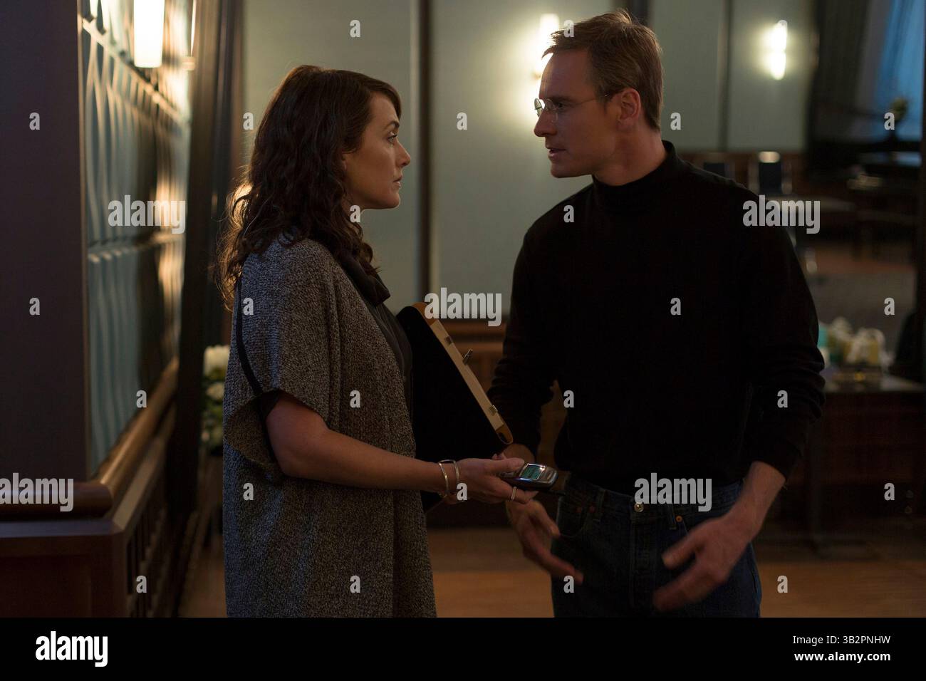 ERSCHEINUNGSDATUM: 23. Oktober 2015.TITEL: Steve Jobs. STUDIO: Universelle Bilder. REGIE: Danny Boyle. PLOT: Steve Jobs nimmt uns hinter die Kulissen der digitalen Revolution, um ein Porträt des Mannes in seinem Epizentrum zu malen. Die Geschichte entfaltet sich hinter der Bühne bei drei ikonischen Produkteinführungen, die 1998 mit der Enthüllung des iMac enden. IM BILD: Michael Fassbender als Steve Jobs, Kate Winslet als Joanna Hoffman. (Foto: © Universal Pictures/Entertainment Pictures) Stockfoto