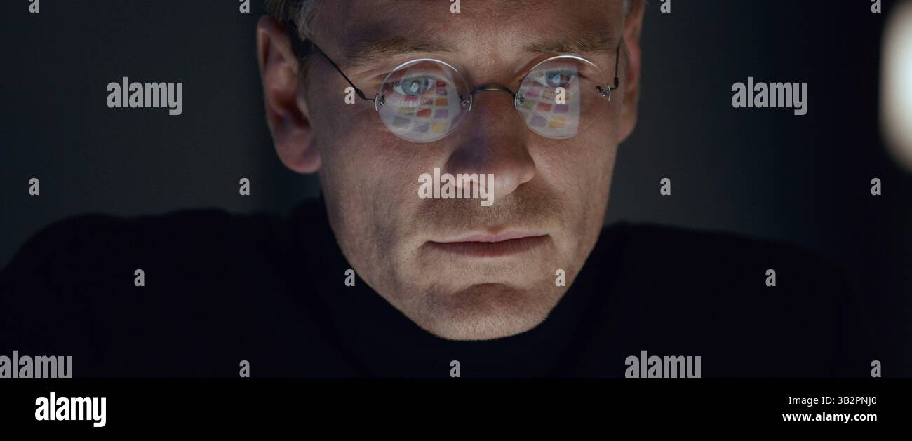 ERSCHEINUNGSDATUM: 23. Oktober 2015.TITEL: Steve Jobs. STUDIO: Universelle Bilder. REGIE: Danny Boyle. PLOT: Steve Jobs nimmt uns hinter die Kulissen der digitalen Revolution, um ein Porträt des Mannes in seinem Epizentrum zu malen. Die Geschichte entfaltet sich hinter den Kulissen bei drei ikonischen Produkteinführungen, die 1998 mit der Enthüllung des iMac enden. IM BILD: Michael Fassbender als Steve Jobs. (Foto: © Universal Pictures/Entertainment Pictures) Stockfoto