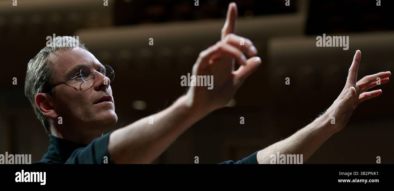 ERSCHEINUNGSDATUM: 23. Oktober 2015.TITEL: Steve Jobs. STUDIO: Universelle Bilder. REGIE: Danny Boyle. PLOT: Steve Jobs nimmt uns hinter die Kulissen der digitalen Revolution, um ein Porträt des Mannes in seinem Epizentrum zu malen. Die Geschichte entfaltet sich hinter den Kulissen bei drei ikonischen Produkteinführungen, die 1998 mit der Enthüllung des iMac enden. IM BILD: Michael Fassbender als Steve Jobs. (Foto: © Universal Pictures/Entertainment Pictures) Stockfoto