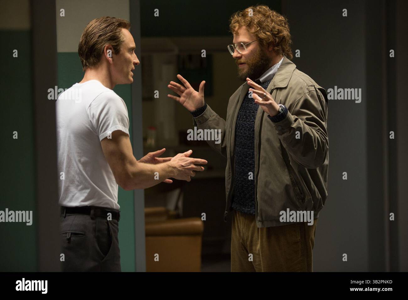 ERSCHEINUNGSDATUM: 23. Oktober 2015.TITEL: Steve Jobs. STUDIO: Universelle Bilder. REGIE: Danny Boyle. PLOT: Steve Jobs nimmt uns hinter die Kulissen der digitalen Revolution, um ein Porträt des Mannes in seinem Epizentrum zu malen. Die Geschichte entfaltet sich hinter der Bühne bei drei ikonischen Produkteinführungen, die 1998 mit der Enthüllung des iMac enden. IM BILD: Michael Fassbender als Steve Jobs, Seth Rogen als Steve Wozniak. (Foto: © Universal Pictures/Entertainment Pictures) Stockfoto