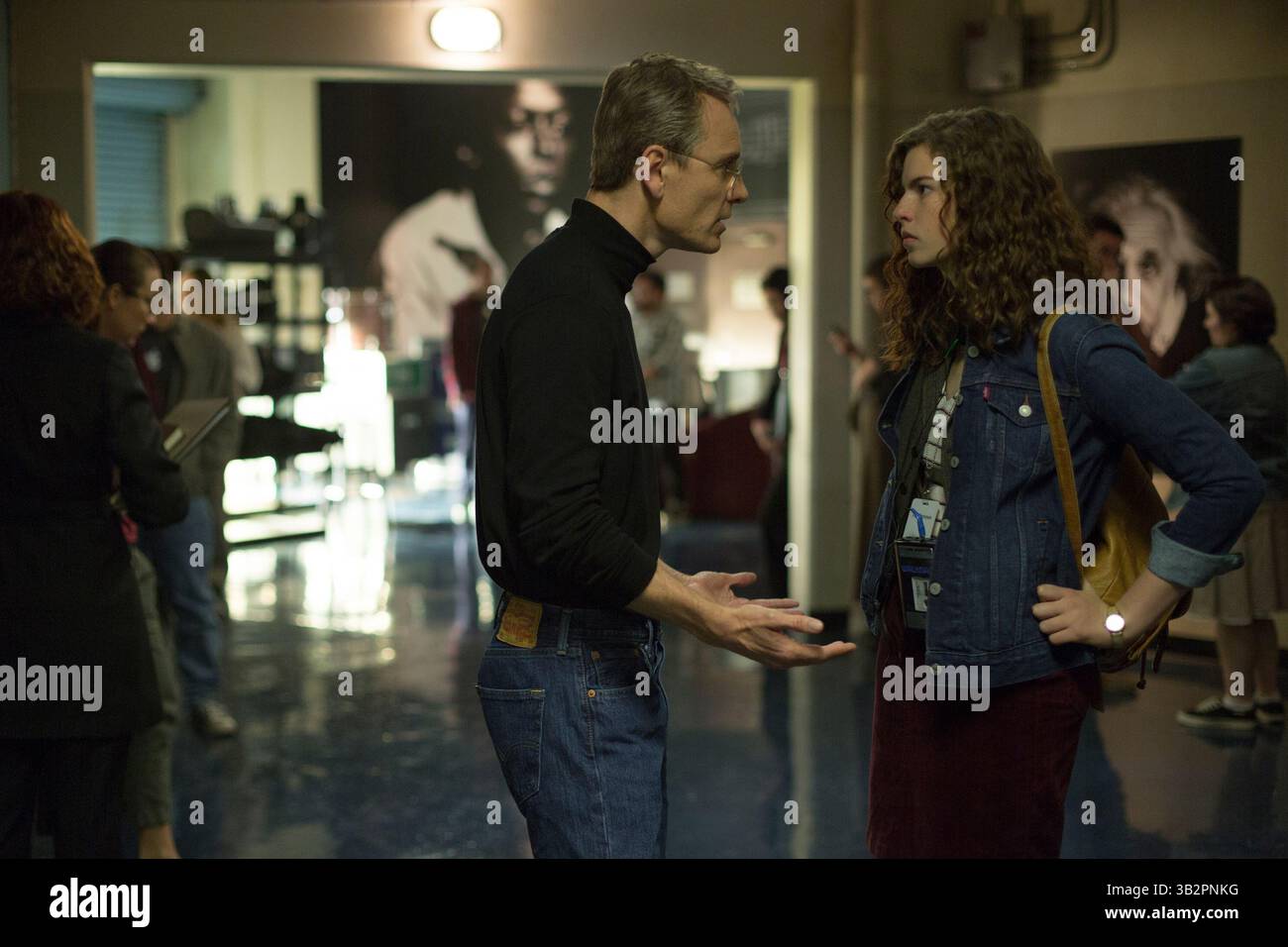 ERSCHEINUNGSDATUM: 23. Oktober 2015.TITEL: Steve Jobs. STUDIO: Universelle Bilder. REGIE: Danny Boyle. PLOT: Steve Jobs nimmt uns hinter die Kulissen der digitalen Revolution, um ein Porträt des Mannes in seinem Epizentrum zu malen. Die Geschichte entfaltet sich hinter den Kulissen bei drei ikonischen Produkteinführungen, die 1998 mit der Enthüllung des iMac enden. IM BILD: Michael Fassbender als Steve Jobs, Perla Haney-Jardine als Lisa Brennan (19.) (Quelle: © Universal Pictures/Entertainment Pictures) Stockfoto