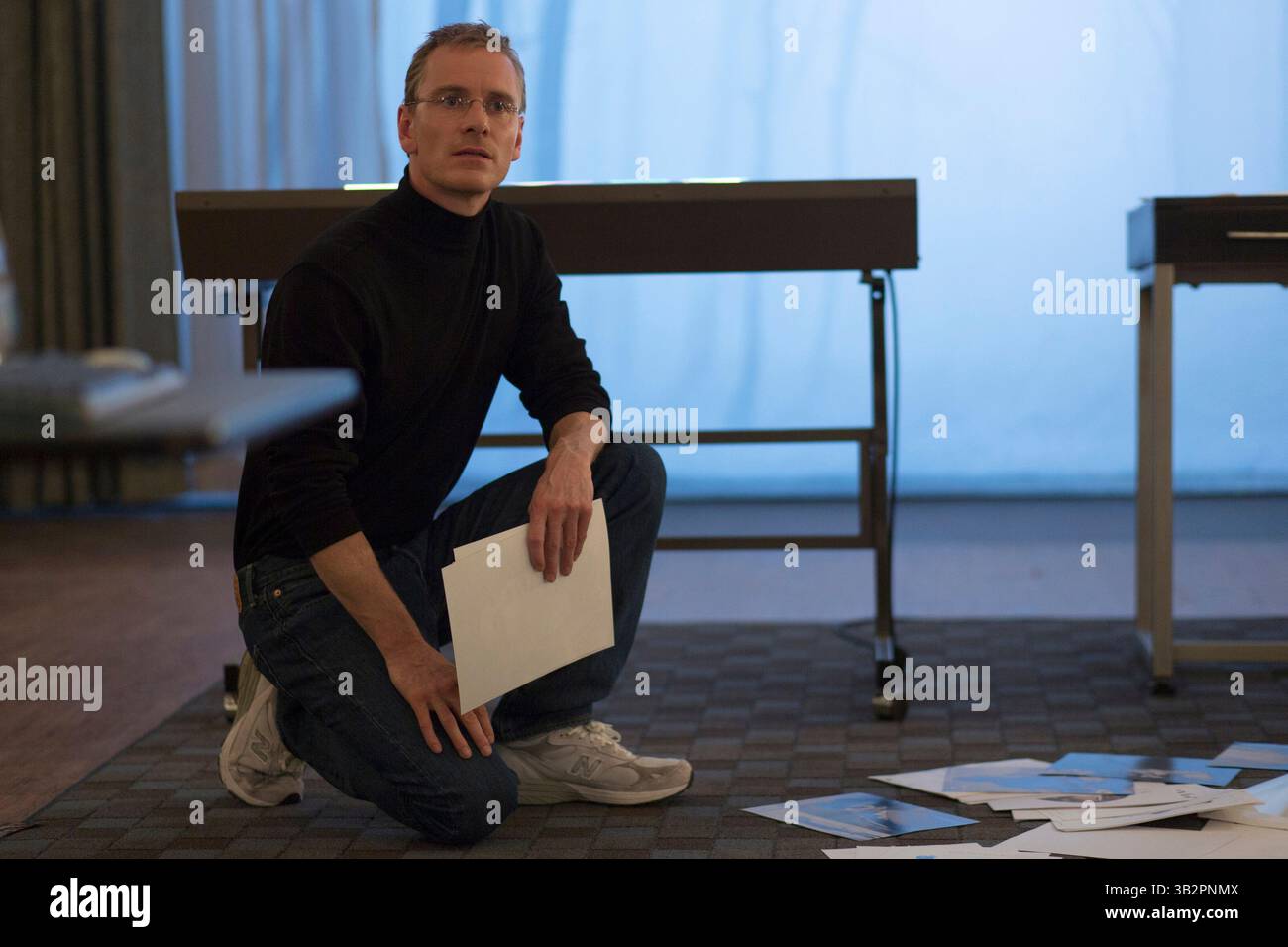 ERSCHEINUNGSDATUM: 23. Oktober 2015.TITEL: Steve Jobs. STUDIO: Universelle Bilder. REGIE: Danny Boyle. PLOT: Steve Jobs nimmt uns hinter die Kulissen der digitalen Revolution, um ein Porträt des Mannes in seinem Epizentrum zu malen. Die Geschichte entfaltet sich hinter den Kulissen bei drei ikonischen Produkteinführungen, die 1998 mit der Enthüllung des iMac enden. IM BILD: Michael Fassbender als Steve Jobs. (Foto: © Universal Pictures/Entertainment Pictures) Stockfoto