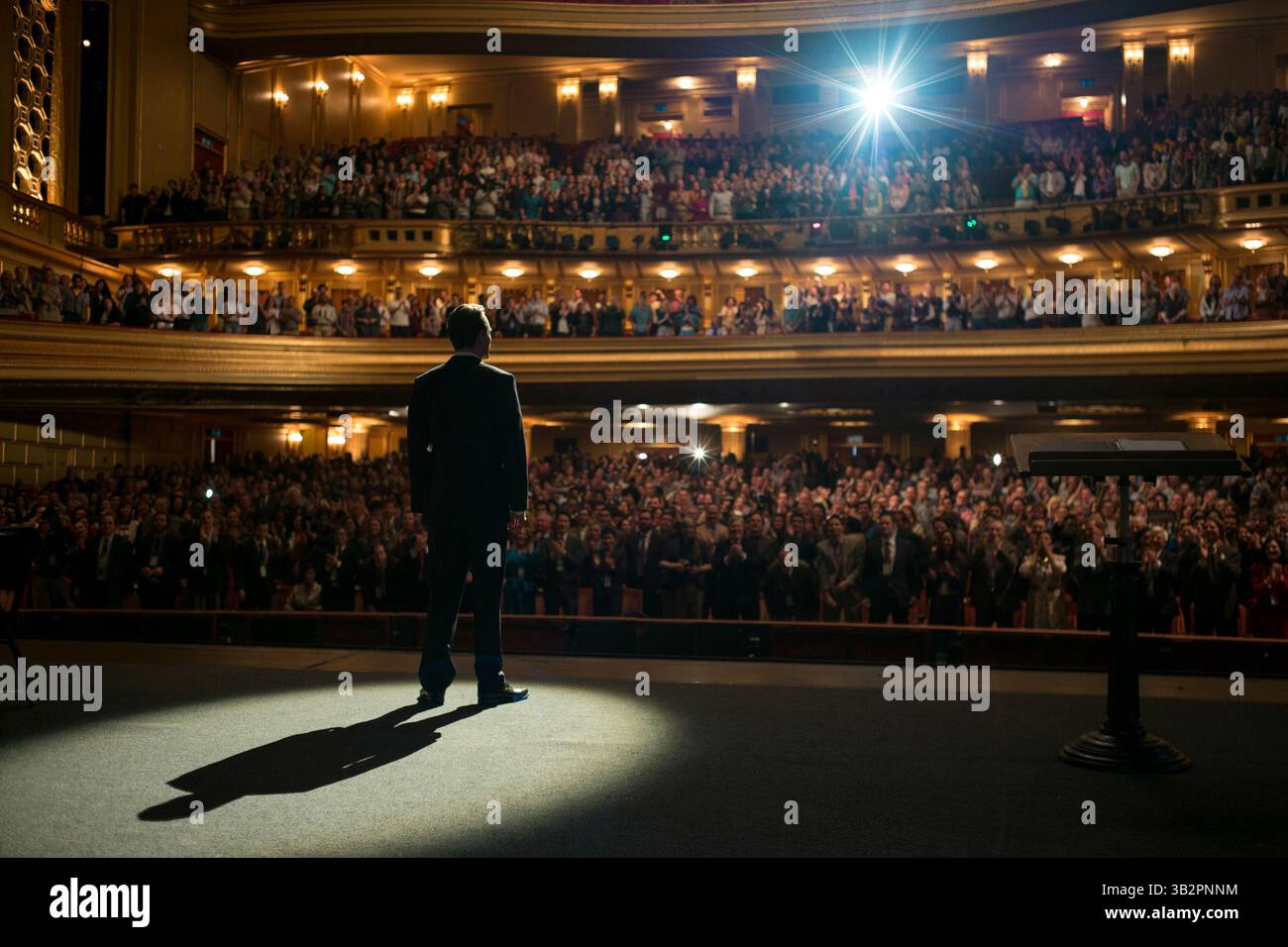 ERSCHEINUNGSDATUM: 23. Oktober 2015.TITEL: Steve Jobs. STUDIO: Universelle Bilder. REGIE: Danny Boyle. PLOT: Steve Jobs nimmt uns hinter die Kulissen der digitalen Revolution, um ein Porträt des Mannes in seinem Epizentrum zu malen. Die Geschichte entfaltet sich hinter den Kulissen bei drei ikonischen Produkteinführungen, die 1998 mit der Enthüllung des iMac enden. IM BILD: Michael Fassbender als Steve Jobs. (Foto: © Universal Pictures/Entertainment Pictures) Stockfoto