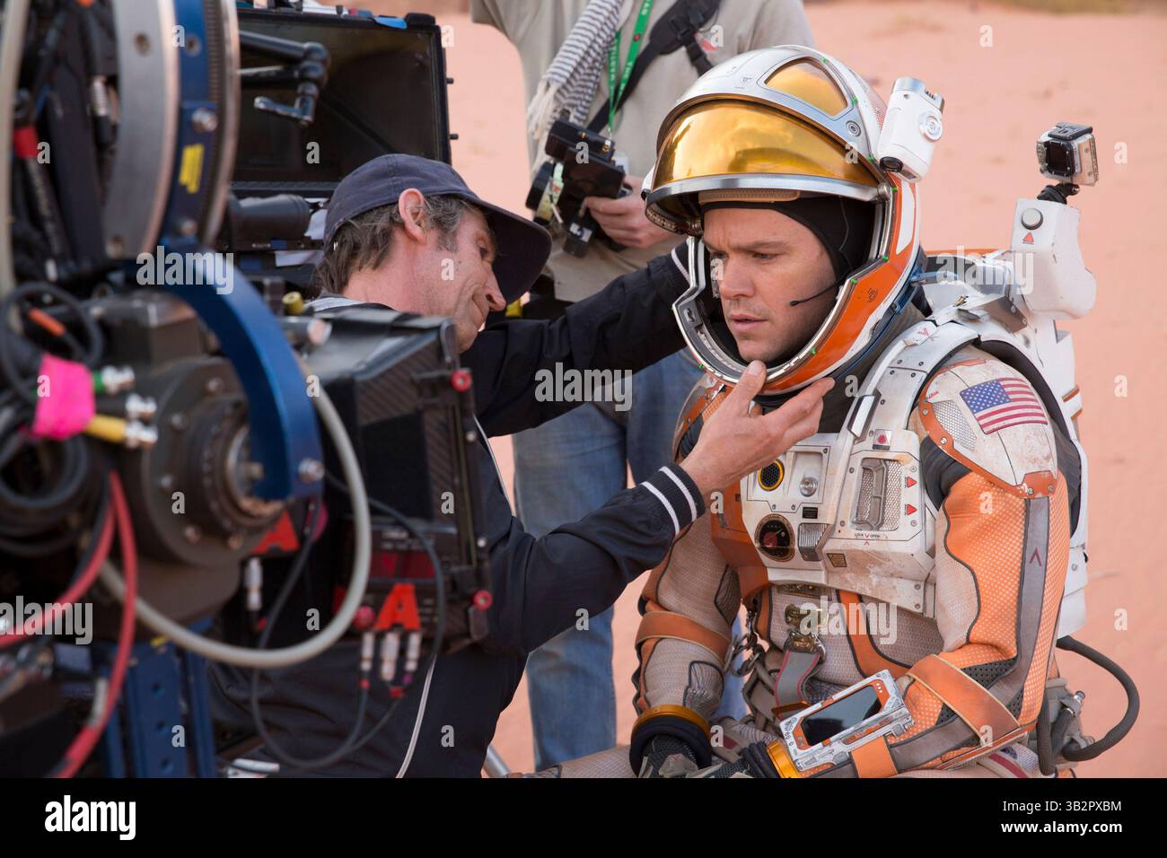 ERSCHEINUNGSDATUM: 2. Oktober 2015. TITEL: Der Mars. STUDIO: Twentieth Century Fox Film Corporation. REGIE: Ridley Scott. Während einer bemannten Mission zum Mars wird Astronaut Mark Watney vermutlich nach einem heftigen Sturm tot sein und von seiner Crew zurückgelassen. Aber Watney hat überlebt und findet sich allein auf dem feindlichen Planeten wieder. Mit nur dürftigen Vorräten muss er auf seinen Einfallsreichtum, seinen Witz und seinen Geist zurückgreifen und einen Weg finden, der Erde zu signalisieren, dass er am Leben ist. IM BILD: Matt Damon am Set. (Foto: © Twentieth Century Fox/Entertainment Pictures) Stockfoto