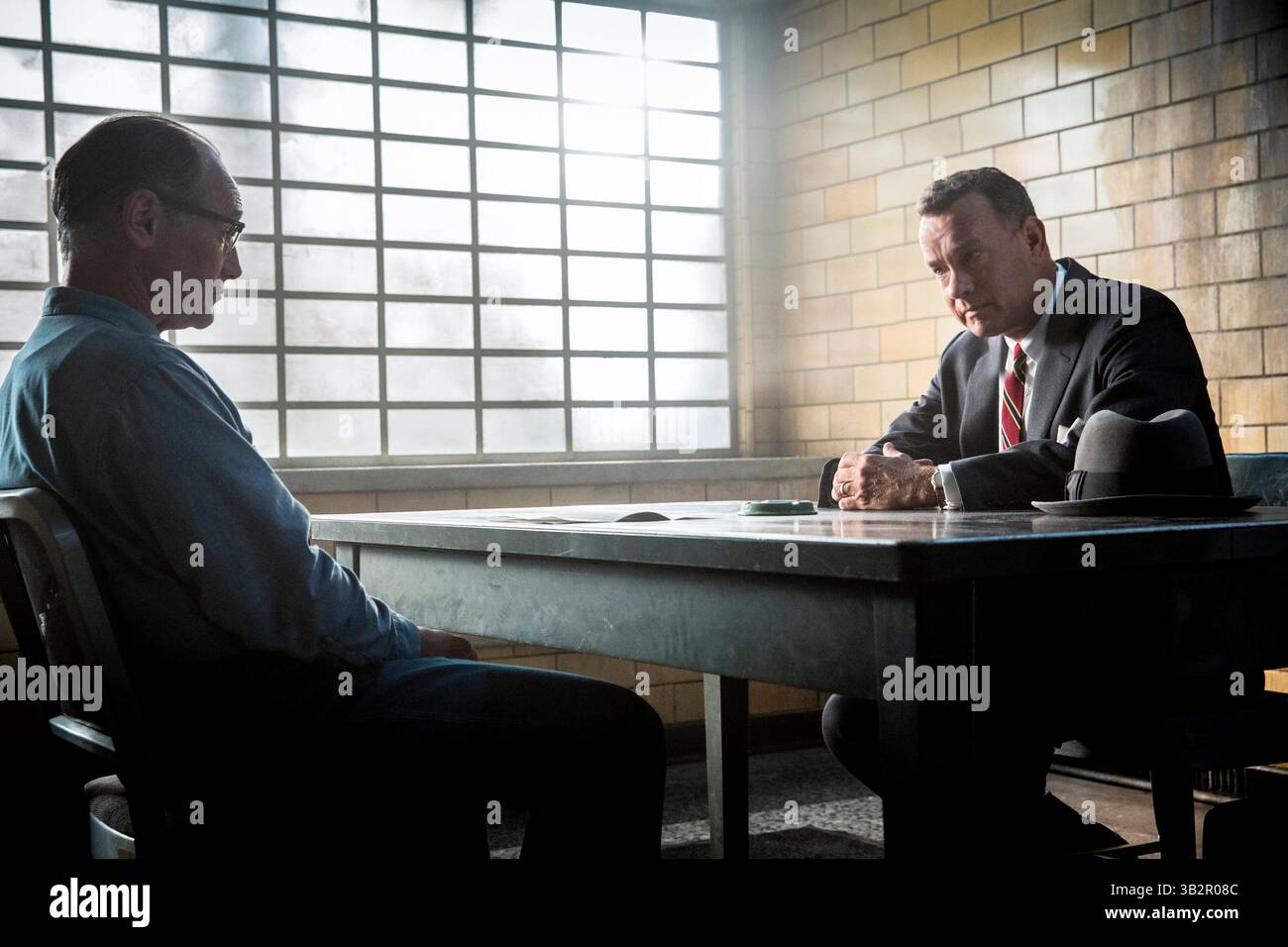 ERSCHEINUNGSDATUM: 16. Oktober 2015TITLE: Bridge of Spies STUDIO: DreamWorks Pictures REGISSEUR: Steven Spielberg PLOT: Während des Kalten Krieges wird ein amerikanischer Anwalt rekrutiert, um einen verhafteten sowjetischen Spion vor Gericht zu verteidigen und dann der CIA zu helfen, den Austausch des Spions gegen den sowjetisch gefangenen amerikanischen U2-Spion-Piloten Francis Gary Powers zu erleichtern ZUMAPRESS.com. Stockfoto