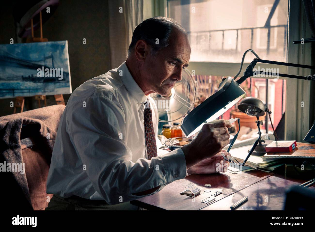 ERSCHEINUNGSDATUM: 16. Oktober 2015TITLE: Bridge of Spies STUDIO: DreamWorks Pictures REGISSEUR: Steven Spielberg PLOT: Während des Kalten Krieges wird ein amerikanischer Anwalt rekrutiert, um einen verhafteten sowjetischen Spion vor Gericht zu verteidigen und dann der CIA zu helfen, den Austausch des Spions gegen den sowjetisch gefangengenommenen amerikanischen U2-Spionageflieger Francis Gary Powers zu erleichtern. BILD: Mark Rylance als Rudolf Abel (Credit: © DreamWorks Pictures/Entertainment PICTURES/ZUMAPRESS.com) Stockfoto