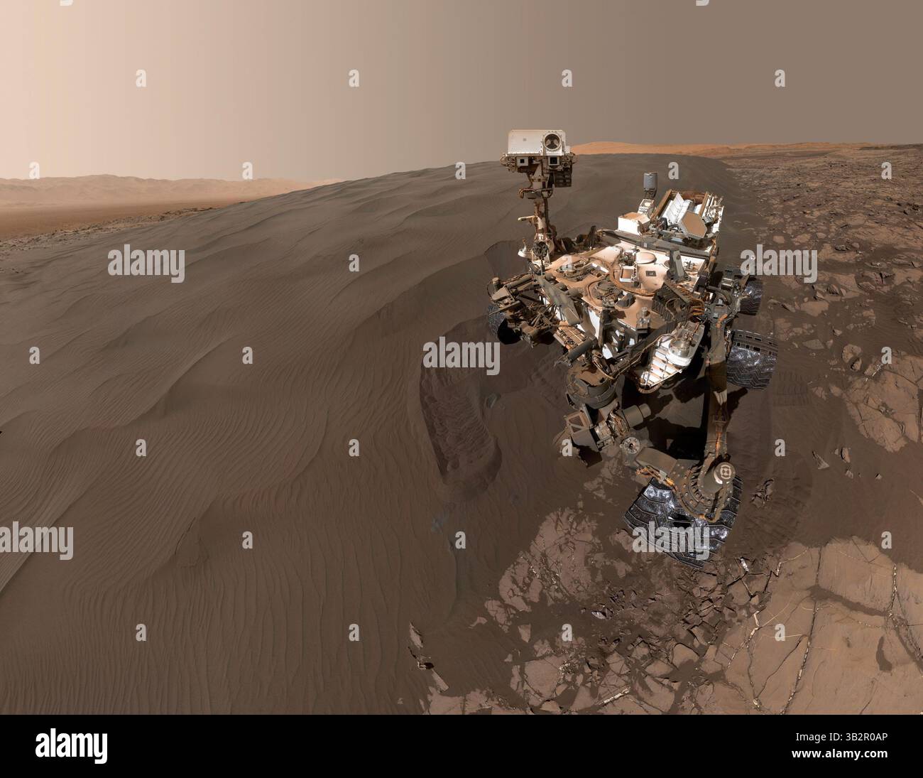 29. Januar 2016 – Mars – dieses Selbstporträt von NASA Curiosity Mars rover zeigt das Fahrzeug in der „Namib Dune“, wo der rover mit einem Rad in die Düne raste und Sandproben für Laboranalysen sammelte. Die Szene kombiniert 57 Bilder, die am 19. Januar 2016 während des 1.228. Marstag oder sol aufgenommen wurden, von Curiosity’ Arbeit auf dem Mars. Die Kamera, die dafür verwendet wird, ist der Mars Hand Lens Imager (MAHLI) am Ende des Roboterarms des rover. (Kreditbild: © PL-Caltech/MSSS/NASA/ZUMAPRESS.com) Stockfoto