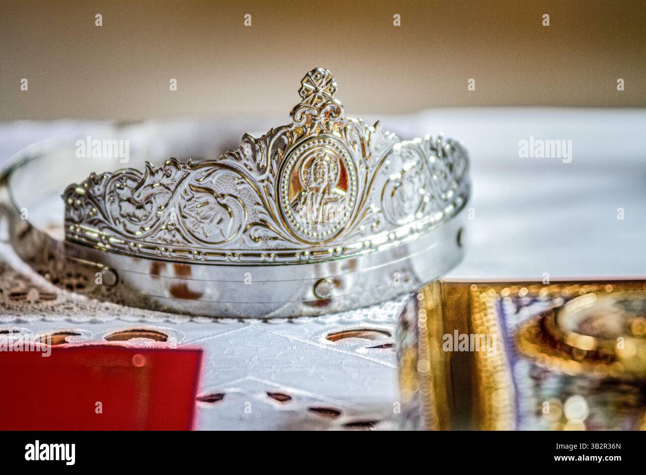Religiöse Gegenstände, die für eine orthodoxe Hochzeitszeremonie benötigt werden Stockfoto
