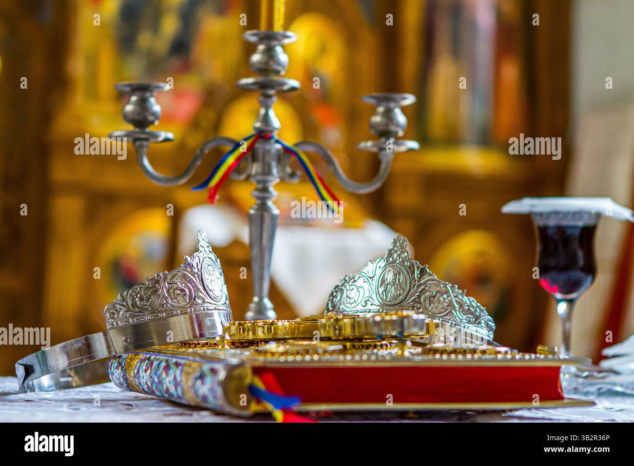 Religiöse Gegenstände, die für eine orthodoxe Hochzeitszeremonie benötigt werden Stockfoto