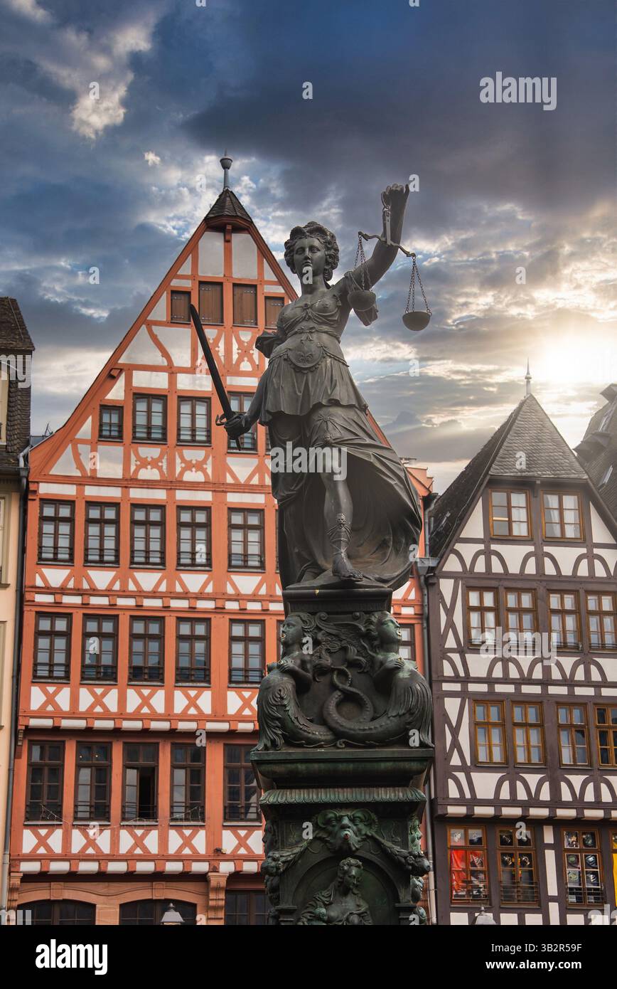 Springbrunnen der Gerechtigkeit und Fachwerkhäuser in Frankfurt Stockfoto