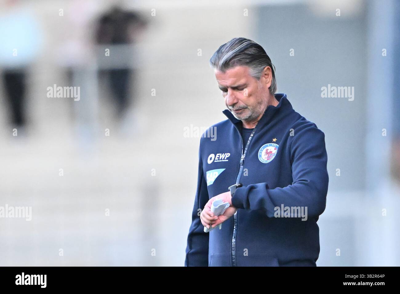 Potsdam, Deutschland. April 2025. Fußball, Frauen: Bundesliga, Turbine Potsdam - Bayer Leverkusen, 20. Spieltag, Karl-Liebknecht-Stadion. Kurt Russ, Trainer von Turbine Potsdam. Quelle: Sebastian Christoph Gollnow/dpa/Alamy Live News Stockfoto