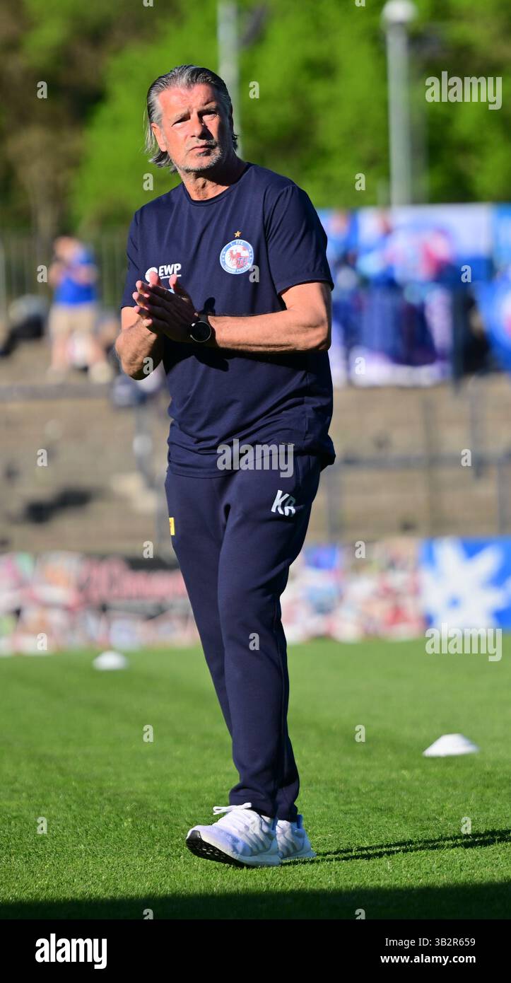 Potsdam, Deutschland. April 2025. Fußball, Frauen: Bundesliga, Turbine Potsdam - Bayer Leverkusen, 20. Spieltag, Karl-Liebknecht-Stadion. Kurt Russ, Trainer von Turbine Potsdam. Quelle: Sebastian Christoph Gollnow/dpa/Alamy Live News Stockfoto