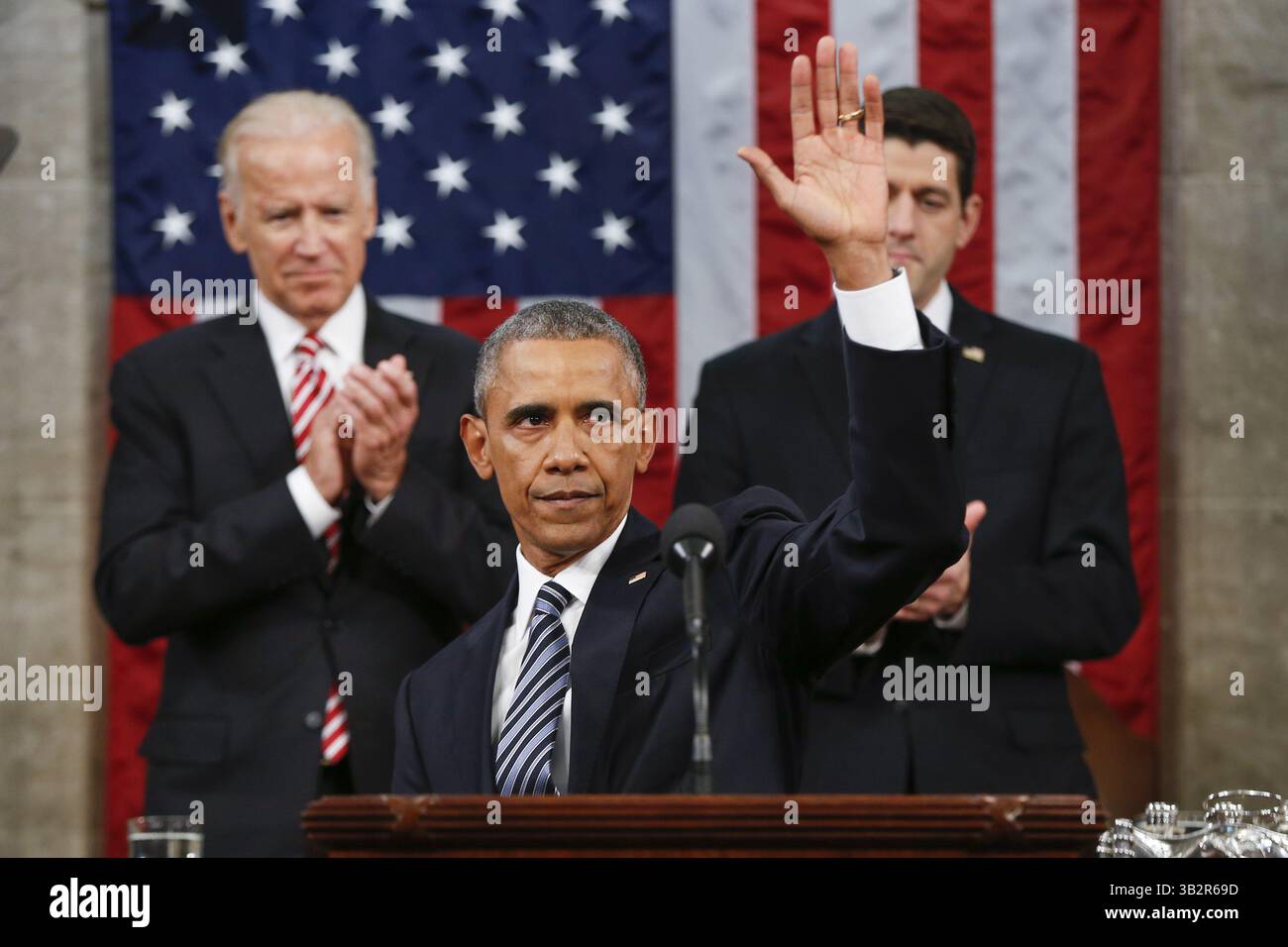 12. Januar 2016: Washington, District of Columbia, U.. S - Präsident BARACK OBAMA winkt zum Abschluss seiner Rede zur Lage der Union vor einer gemeinsamen Kongresssitzung auf dem Capitol Hill. Obama forderte das amerikanische Volk in seiner letzten Rede zur Lage der Union auf, "unsere Politik zu korrigieren". (Bild: © Evan Vucci/Pool/CNP via ZUMA Wire) Stockfoto