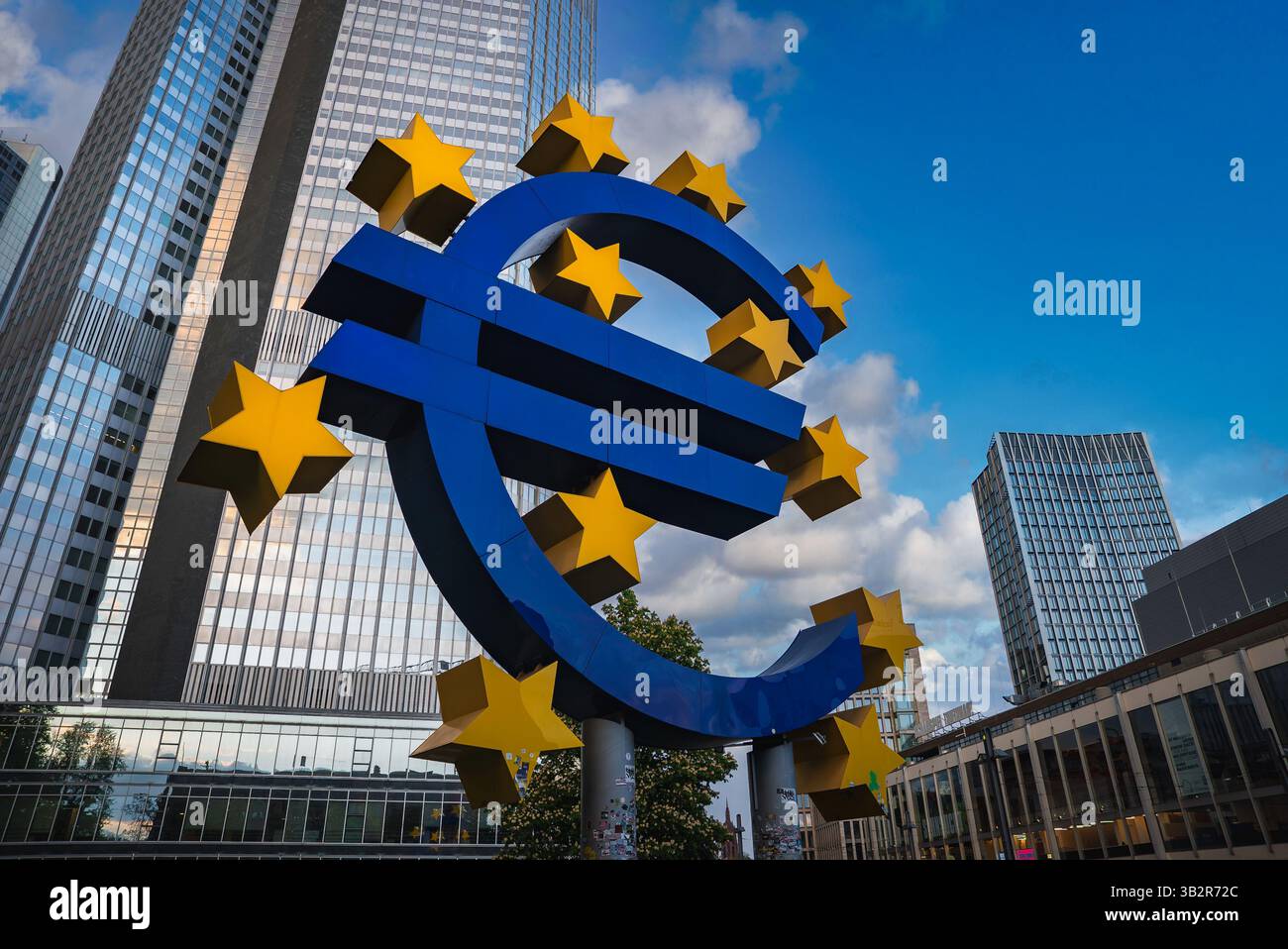 Euroskulptur und Wolkenkratzer in Frankfurt, Deutschland Stockfoto