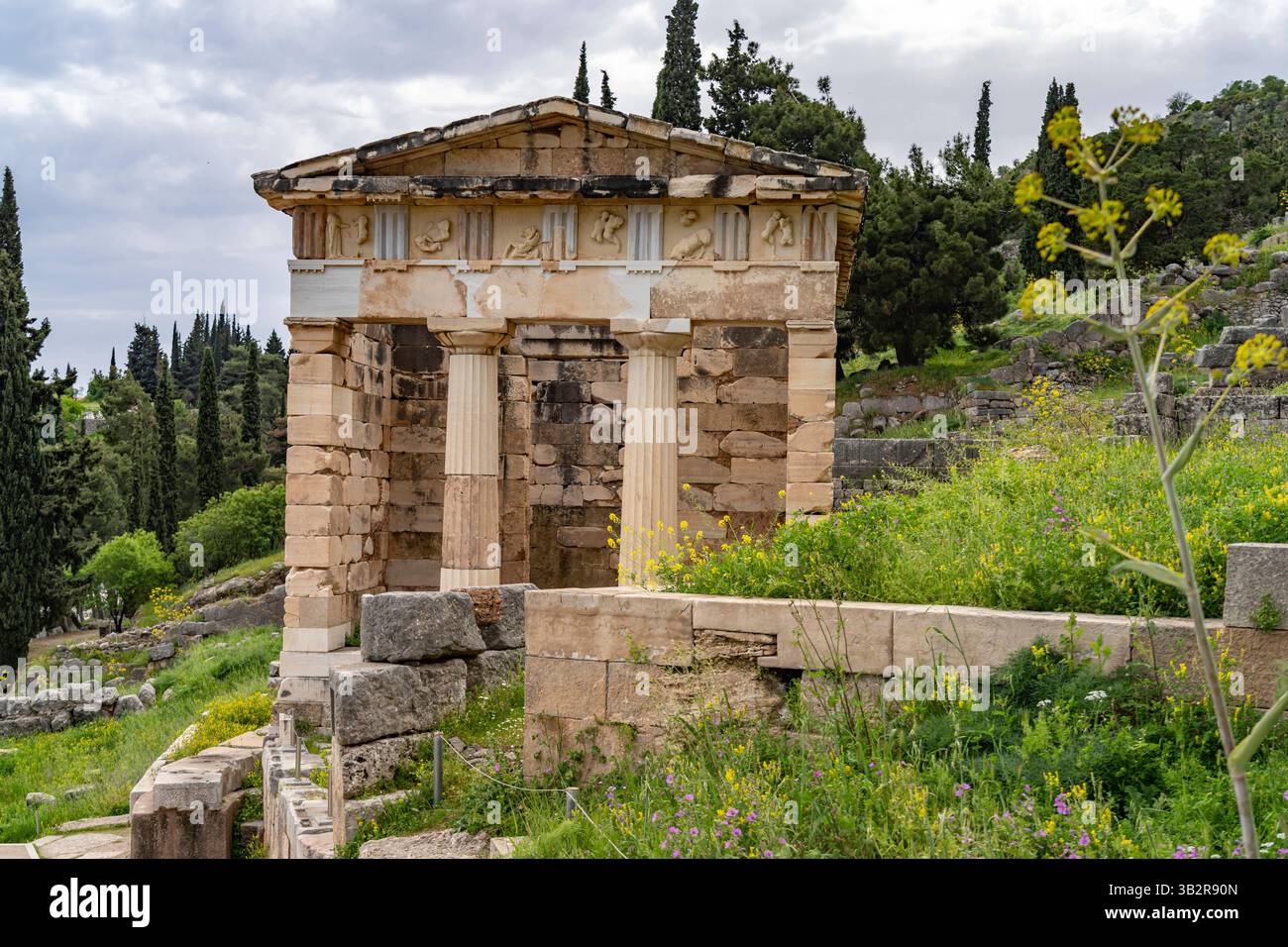 Schatzhaus der Athener das Schatzhaus der Athener, Archäologische Stätte von Delphi, Weltkulturerbe der UNESCO in Delphi, Griechenland das Athenische TR Stockfoto
