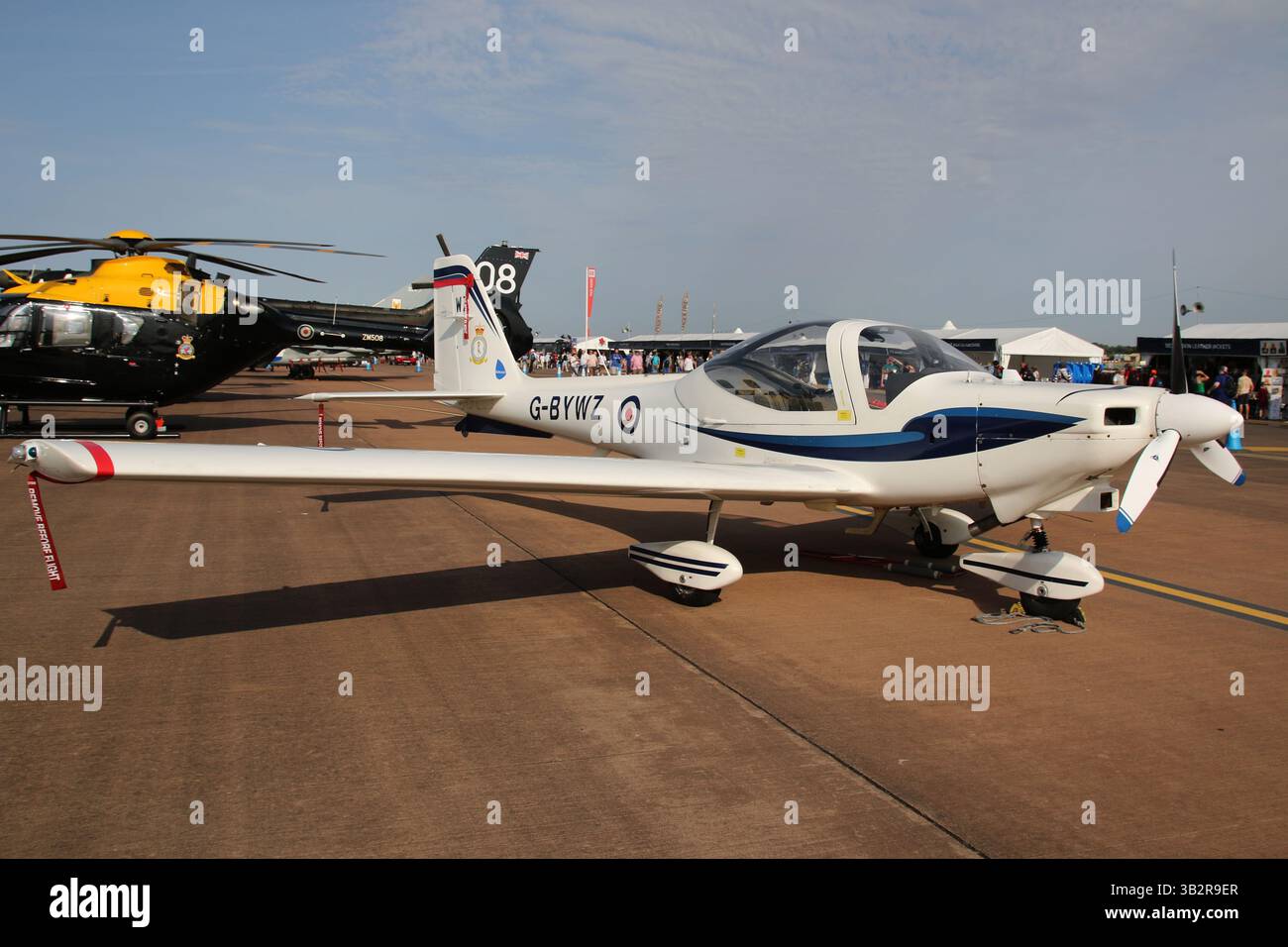 G-BYWZ, ein Grob Tutor T.1, der von der No.6 Flying Training School der Royal Air Force betrieben wird, auf statischer Ausstellung beim Royal International Air Tattoo 2022 (RIAT 22) in der RAF Fairford in Gloucestershire, England. Stockfoto
