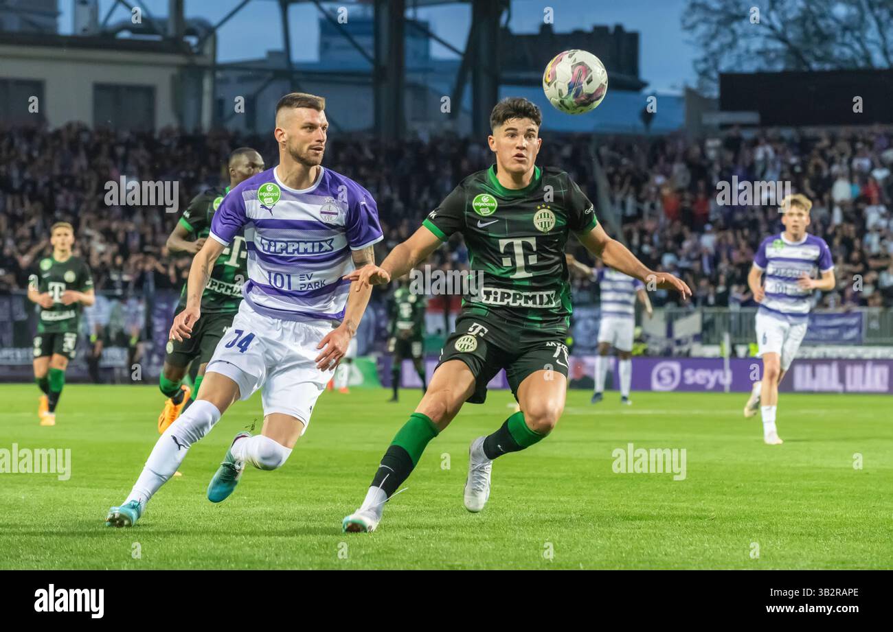 Budapest, Ungarn – 1. Mai 2023. Ujpest-Mittelfeldspieler Tim Hall und Ferencvaros-Mittelfeldspieler Krisztian Lisztes während des Budapester Derby-Spiels Ujpest gegen Ferenc Stockfoto