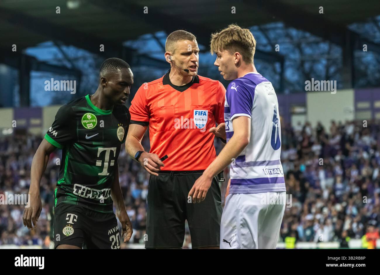 Budapest, Ungarn – 1. Mai 2023. Der ungarische Schiedsrichter Bogar Gergo mit den Spielern Adama Traore und Luca Mack während des Budapester Derby-Spiels Ujpest gegen Ferencvar Stockfoto