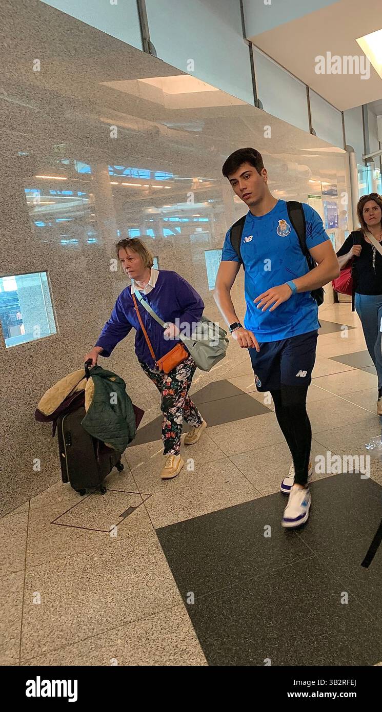 Porto Fußballmannschaft in Shirts und Schuhen passend Portugal Spieler spielen Hemd blaue Farbe Farben Walking Flughafen Besuch Arbeit Männer Männer spielen - Smartphone-aufgenommenes Stockfoto