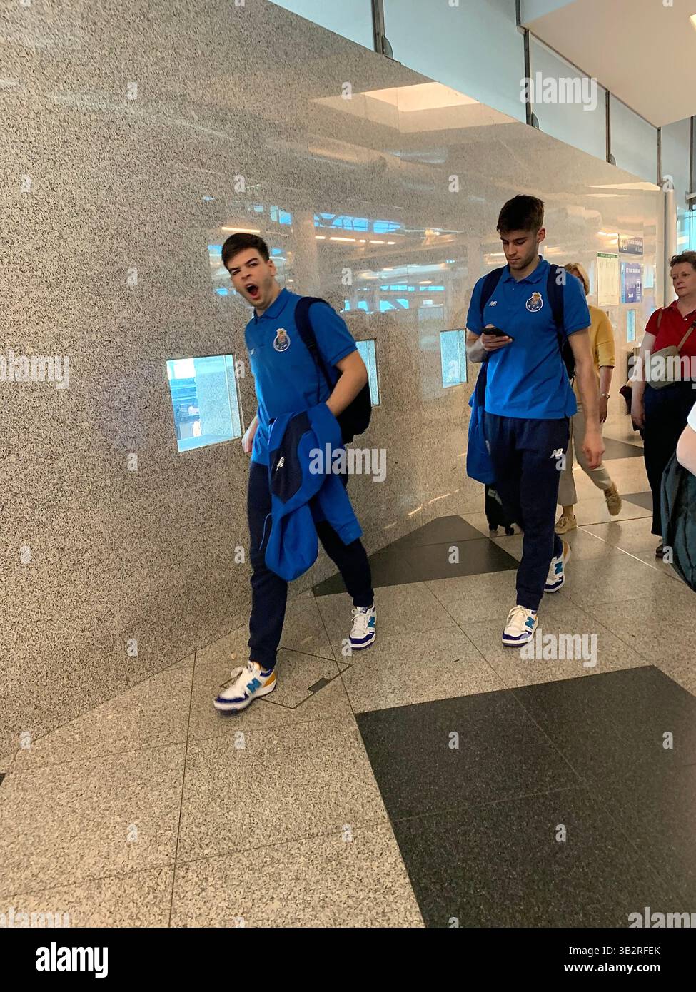 Porto Fußballmannschaft in Shirts und Schuhen passend Portugal Spieler spielen Hemd blaue Farbe Farben Walking Flughafen Besuch Arbeit Männer Männer spielen - Smartphone-aufgenommenes Stockfoto