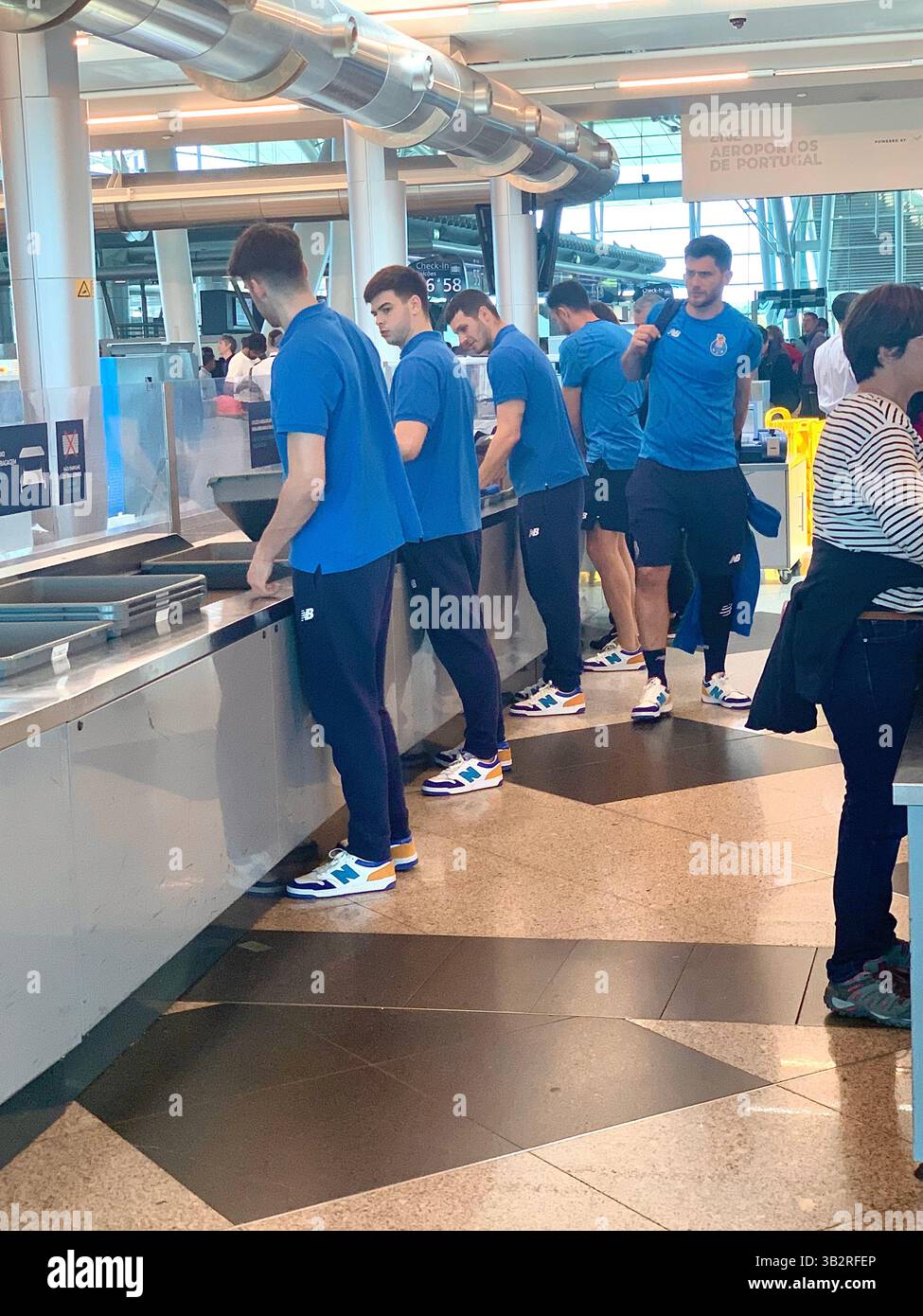 Porto Fußballmannschaft in Shirts und Schuhen passend Portugal Spieler spielen Hemd blaue Farbe Farben Walking Flughafen Besuch Arbeit Männer Männer spielen - Smartphone-aufgenommenes Stockfoto