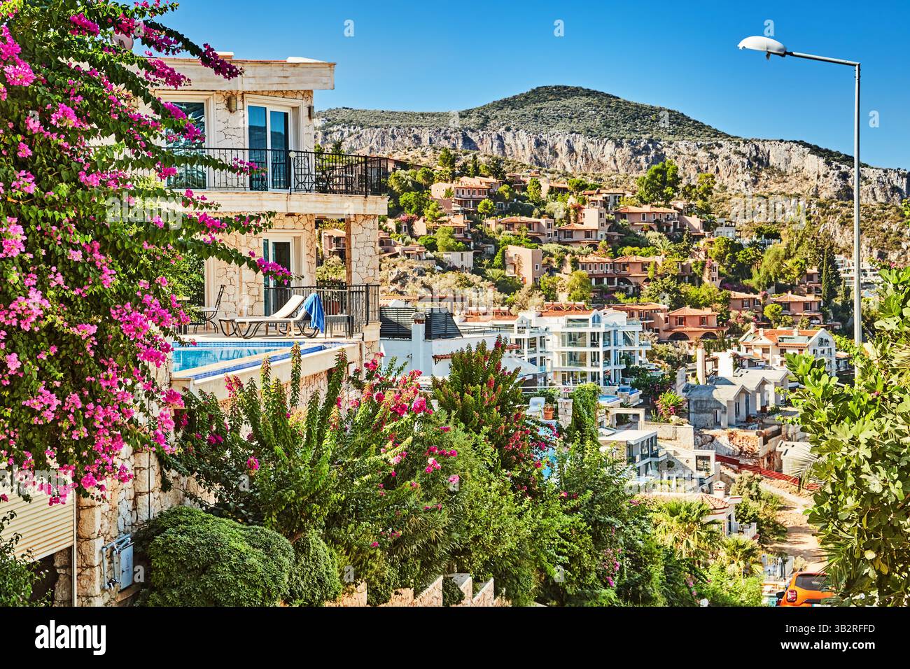 Die Stadt Kalkan ist einer der schönsten touristischen Orte an der wunderschönen Lykischen Küste in der Türkei Stockfoto
