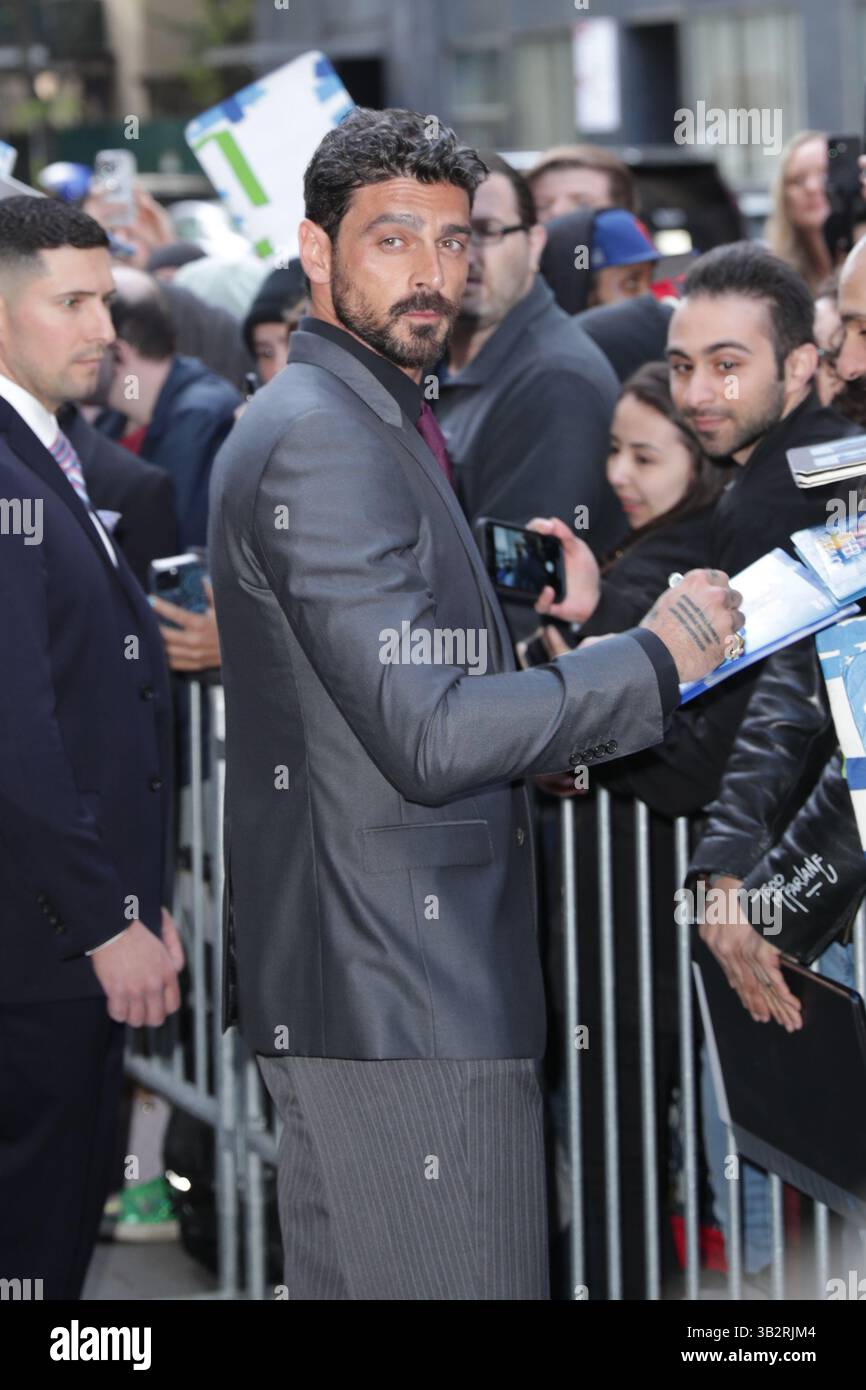 NEW YORK, NY - 27. APRIL 2025: Michele Morrone nahm an der Premiere von Another Simple Favor im Jazz at Lincoln Center Teil und machte große Aufmerksamkeit auf den roten Teppich. Lebhaft in einem mintgrünen Kleid mit einem Mieder im Korsettenstil und einem Zug, während Reynolds einen eleganten, maßgeschneiderten grauen Anzug trug. Die Premiere, die im Rahmen von Lively' laufendem Rechtsstreit mit Justin Baldoni stattfand, zog auch andere Prominente und Branchenexperten an, um die bevorstehende Veröffentlichung des Films auf Prime Video zu feiern. (Foto: Giada Papini Rampelotto/EuropaNewswire). Stockfoto