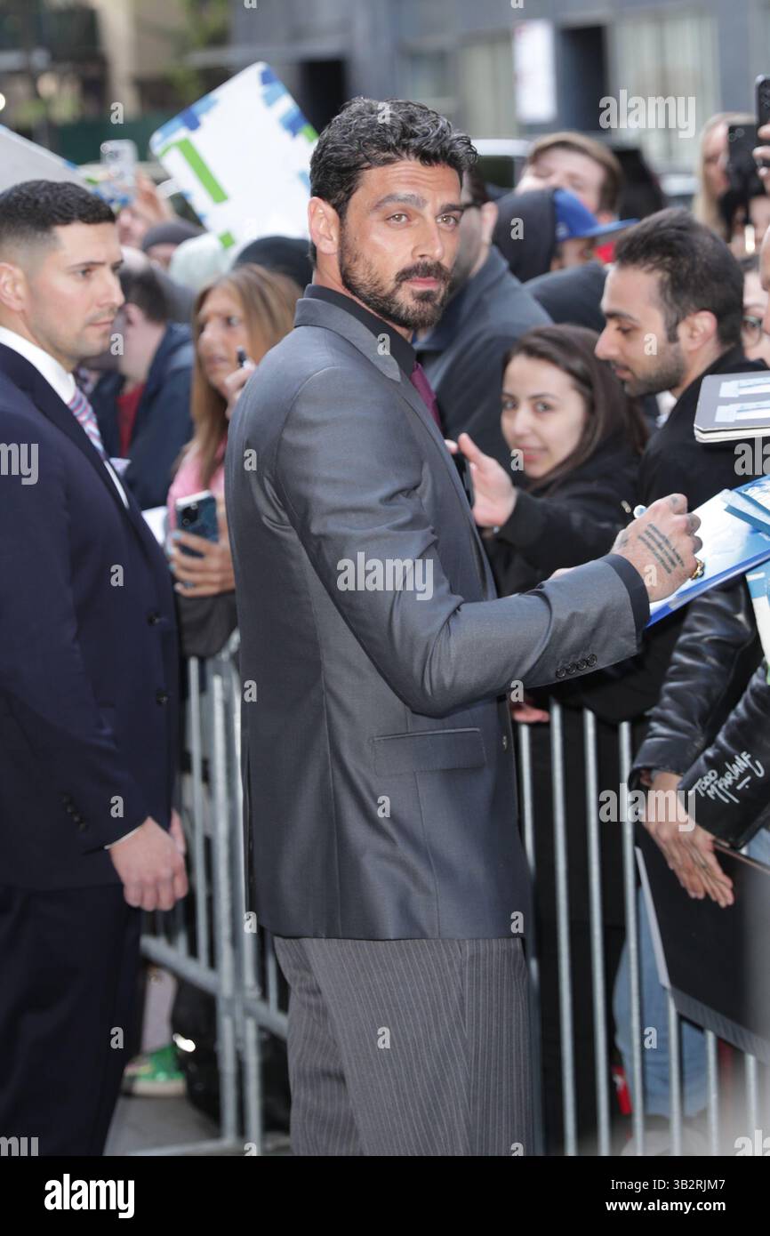 NEW YORK, NY - 27. APRIL 2025: Michele Morrone nahm an der Premiere von Another Simple Favor im Jazz at Lincoln Center Teil und machte große Aufmerksamkeit auf den roten Teppich. Lebhaft in einem mintgrünen Kleid mit einem Mieder im Korsettenstil und einem Zug, während Reynolds einen eleganten, maßgeschneiderten grauen Anzug trug. Die Premiere, die im Rahmen von Lively' laufendem Rechtsstreit mit Justin Baldoni stattfand, zog auch andere Prominente und Branchenexperten an, um die bevorstehende Veröffentlichung des Films auf Prime Video zu feiern. (Foto: Giada Papini Rampelotto/EuropaNewswire). Stockfoto