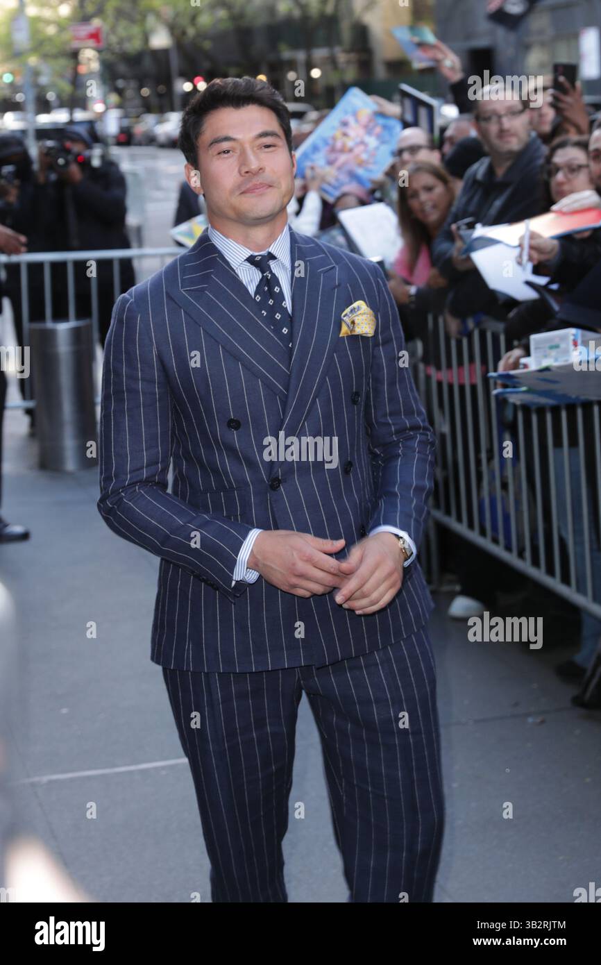 NEW YORK, NY - 27. APRIL 2025: Henry Golding nahm an der Premiere von Another Simple Favor im Jazz at Lincoln Center Teil und machte große Aufmerksamkeit auf den roten Teppich. Lebhaft in einem mintgrünen Kleid mit einem Mieder im Korsettenstil und einem Zug, während Reynolds einen eleganten, maßgeschneiderten grauen Anzug trug. Die Premiere, die im Rahmen von Lively' laufendem Rechtsstreit mit Justin Baldoni stattfand, zog auch andere Prominente und Branchenexperten an, um die bevorstehende Veröffentlichung des Films auf Prime Video zu feiern. (Foto: Giada Papini Rampelotto/EuropaNewswire). Stockfoto
