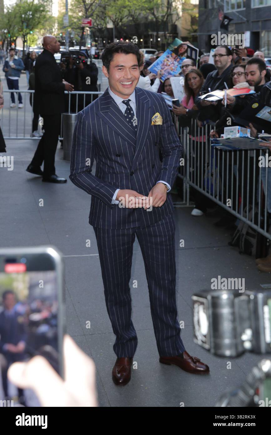 NEW YORK, NY - 27. APRIL 2025: Henry Golding nahm an der Premiere von Another Simple Favor im Jazz at Lincoln Center Teil und machte große Aufmerksamkeit auf den roten Teppich. Lebhaft in einem mintgrünen Kleid mit einem Mieder im Korsettenstil und einem Zug, während Reynolds einen eleganten, maßgeschneiderten grauen Anzug trug. Die Premiere, die im Rahmen von Lively' laufendem Rechtsstreit mit Justin Baldoni stattfand, zog auch andere Prominente und Branchenexperten an, um die bevorstehende Veröffentlichung des Films auf Prime Video zu feiern. (Foto: Giada Papini Rampelotto/EuropaNewswire). Stockfoto