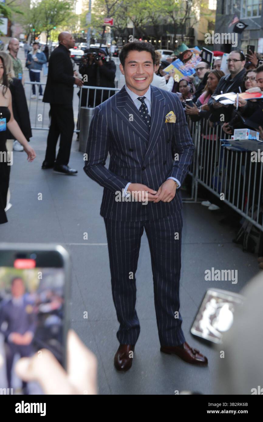 NEW YORK, NY - 27. APRIL 2025: Henry Golding nahm an der Premiere von Another Simple Favor im Jazz at Lincoln Center Teil und machte große Aufmerksamkeit auf den roten Teppich. Lebhaft in einem mintgrünen Kleid mit einem Mieder im Korsettenstil und einem Zug, während Reynolds einen eleganten, maßgeschneiderten grauen Anzug trug. Die Premiere, die im Rahmen von Lively' laufendem Rechtsstreit mit Justin Baldoni stattfand, zog auch andere Prominente und Branchenexperten an, um die bevorstehende Veröffentlichung des Films auf Prime Video zu feiern. (Foto: Giada Papini Rampelotto/EuropaNewswire). Stockfoto