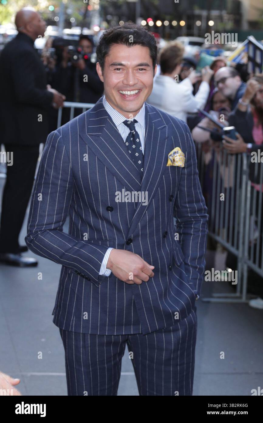 NEW YORK, NY - 27. APRIL 2025: Henry Golding nahm an der Premiere von Another Simple Favor im Jazz at Lincoln Center Teil und machte große Aufmerksamkeit auf den roten Teppich. Lebhaft in einem mintgrünen Kleid mit einem Mieder im Korsettenstil und einem Zug, während Reynolds einen eleganten, maßgeschneiderten grauen Anzug trug. Die Premiere, die im Rahmen von Lively' laufendem Rechtsstreit mit Justin Baldoni stattfand, zog auch andere Prominente und Branchenexperten an, um die bevorstehende Veröffentlichung des Films auf Prime Video zu feiern. (Foto: Giada Papini Rampelotto/EuropaNewswire). Stockfoto