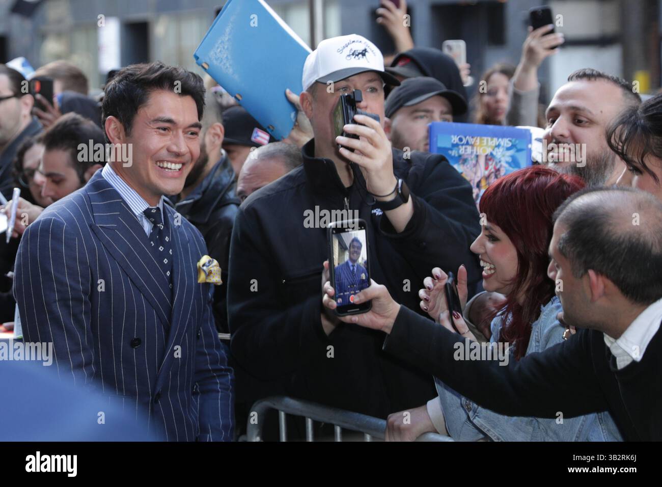 NEW YORK, NY - 27. APRIL 2025: Henry Golding nahm an der Premiere von Another Simple Favor im Jazz at Lincoln Center Teil und machte große Aufmerksamkeit auf den roten Teppich. Lebhaft in einem mintgrünen Kleid mit einem Mieder im Korsettenstil und einem Zug, während Reynolds einen eleganten, maßgeschneiderten grauen Anzug trug. Die Premiere, die im Rahmen von Lively' laufendem Rechtsstreit mit Justin Baldoni stattfand, zog auch andere Prominente und Branchenexperten an, um die bevorstehende Veröffentlichung des Films auf Prime Video zu feiern. (Foto: Giada Papini Rampelotto/EuropaNewswire). Stockfoto