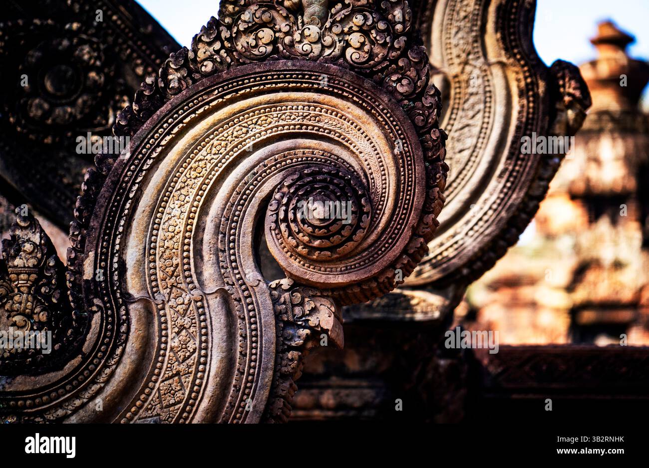 Nahaufnahme von aufwändig geschnitzten Steinmetzarbeiten mit wirbelnden Mustern und verzierten Details, die traditionelle Handwerkskunst in der Architektur zeigen. Stockfoto