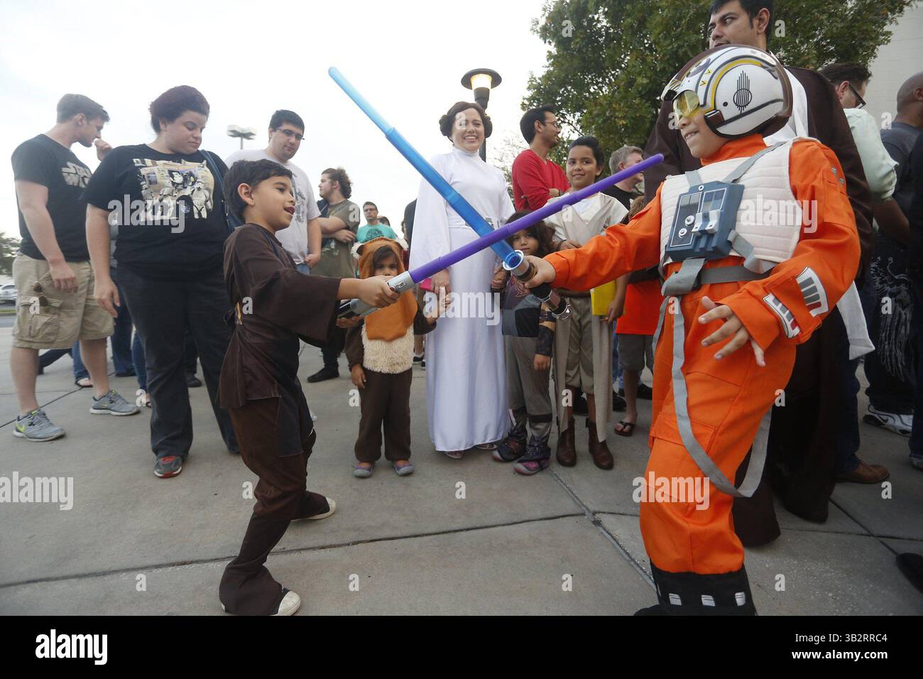 17. Dezember 2015 - Tampa, Florida, USA - CALEB PATEL, 7, verkleidet als Anakin Kämpfe sein älterer Bruder JOSHUA PATEL, 9, ein Flügelpilot, beide benutzen ihre leichten Säbel als Familienbeobachtung, bevor sie die Filmpremiere der Star Wars 'The Force Awakens' im AMC Veterans 24 Theater sehen. (Foto: © Octavio Jones/Tampa Bay Times via ZUMA Wire) Stockfoto