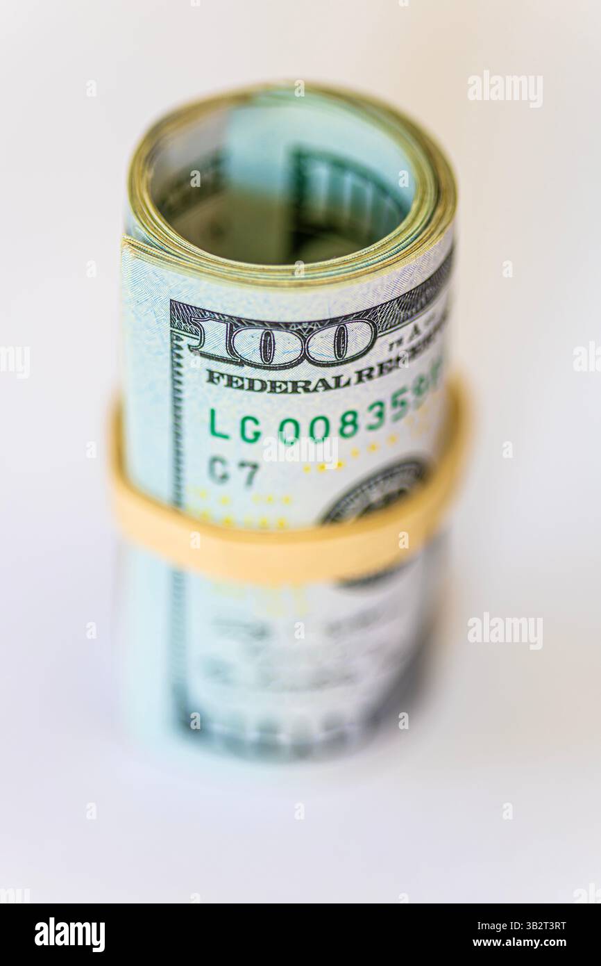 Finanzgeldkonzept. Gerollte 100 USD-Banknoten (Schwerpunkt 100) Stockfoto