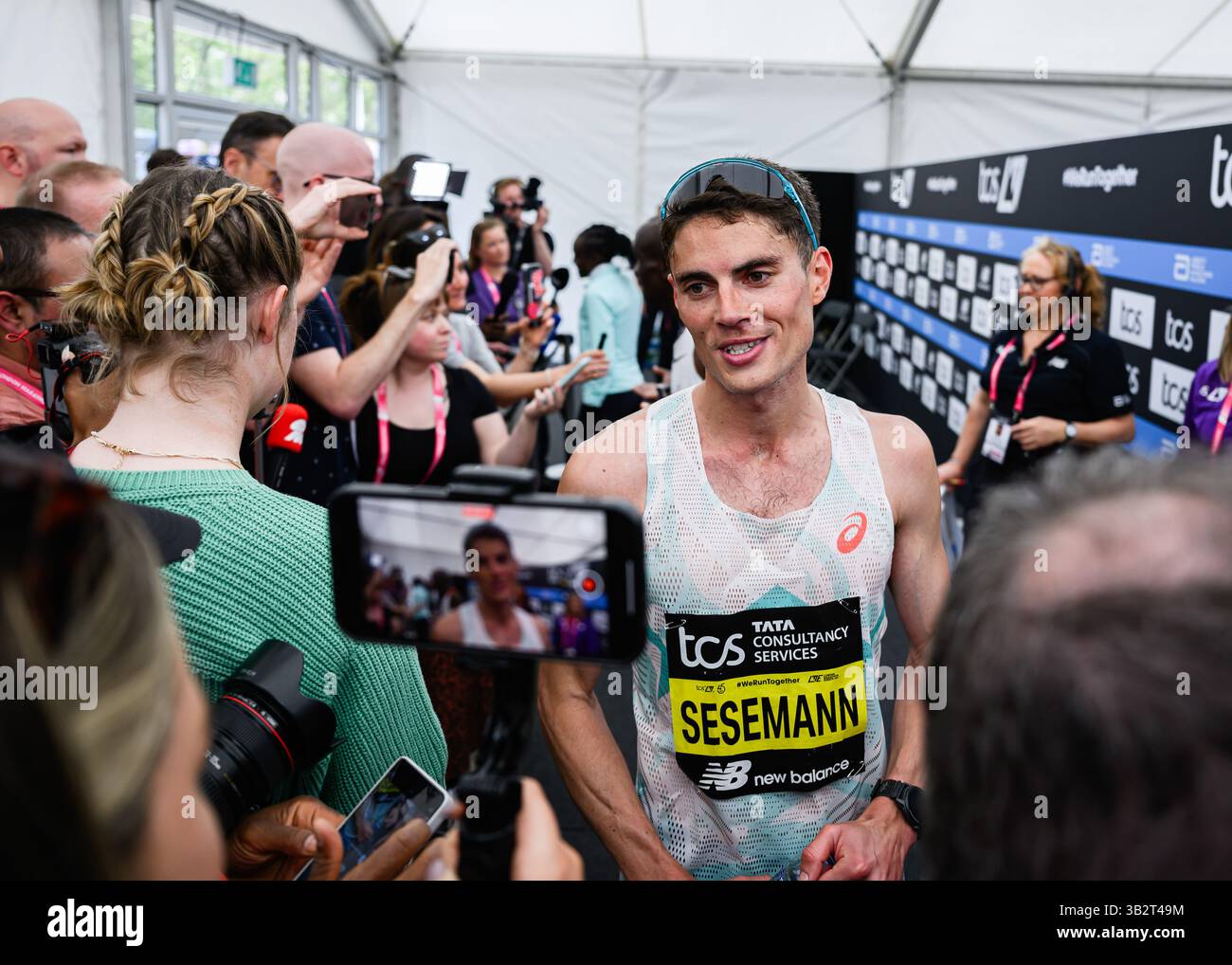 LONDON, VEREINIGTES KÖNIGREICH. April 25. Während des TCS London Marathon 2025 in der Mall am Sonntag, 27. April 2025 in LONDON, GROSSBRITANNIEN. Quelle: Taka G Wu/Alamy Live News Stockfoto