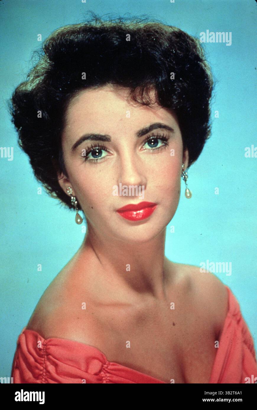 JUNI 1951 - FILMSTILLS VON „PLACE IN THE SUN“ MIT 1951, ELIZABETH TAYLOR, PORTRÄT, KOPFAUFNAHME, STUDIO, PERLENOHRRINGE, ROTER LIPPENSTIFT, DEKOLLETÉ, LIZ TAYLOR, PERLENOHRRINGE IN 1951..VERSCHIEDENE. (Kreditbild: © ./Entertainment Pictures/ZUMAPRESS.com) Stockfoto