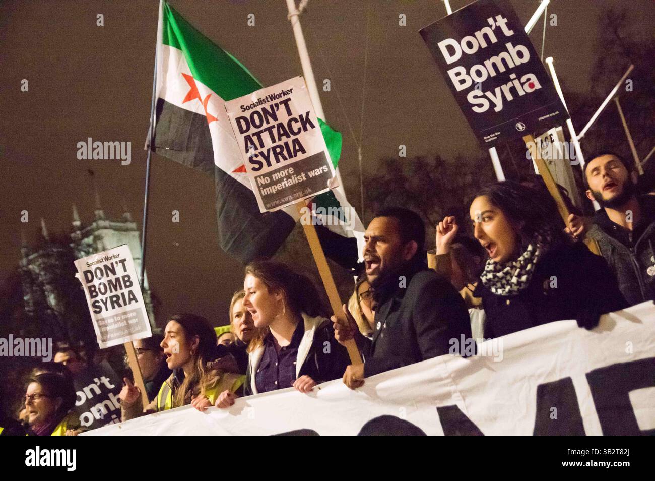 1. Dezember 2015 - Tausende Demonstranten versammeln sich auf dem Parlamentsplatz und marschieren im Londoner Zentrum, um die britische Regierung zu fordern, sich nicht an militärischen Interventionen und Luftangriffen in Syrien zu beteiligen, bevor das parlament am nächsten Tag für die Entscheidung stimmen wird. Viele Demonstranten blockieren später die Straße außerhalb des parlaments, es kam zu Konflikten, als die Polizei versucht, die Straße für den Verkehr freizumachen. Mehrere Demonstranten wurden verhaftet. Dezember 2015. (Kreditbild: © Geovien so via ZUMA Wire) Stockfoto