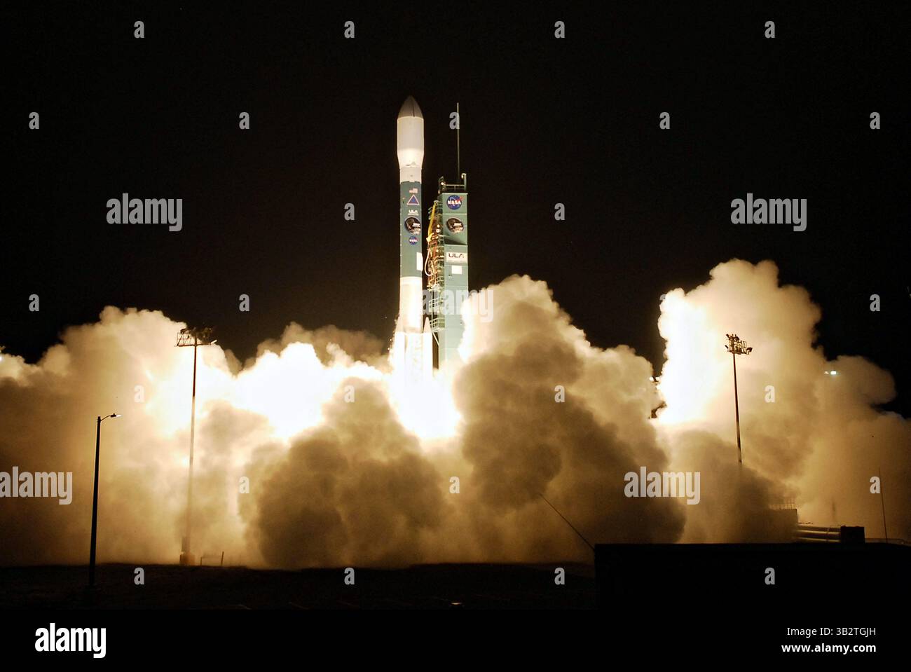 31. Januar 2015 - Vandenberg Afb, Kalifornien, Vereinigte Staaten von Amerika - die United Launch Alliance Delta II-Rakete mit dem Bodenfeuchte aktiv passiven Observatorium startet am frühen Morgen im Space Launch Complex am 2. Januar 31, 2015 auf der Vandenberg Air Force Base, Kalifornien. (Kreditbild: © Kim Shiflett/Planet Pix via ZUMA Wire) Stockfoto