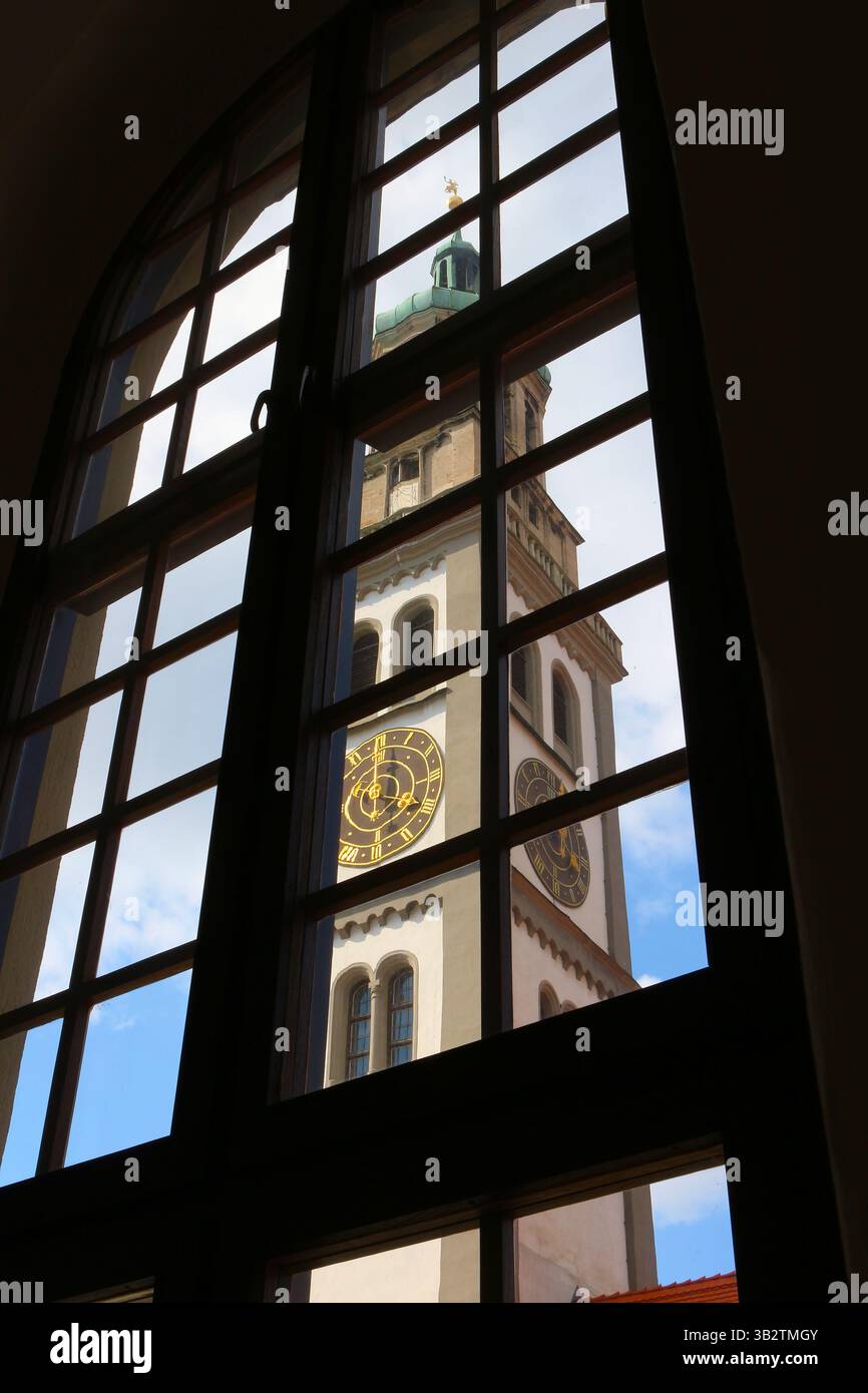 Perlach Turm durch Fenster des Rathauses in Augsburg, Bayern, Deutschland Stockfoto