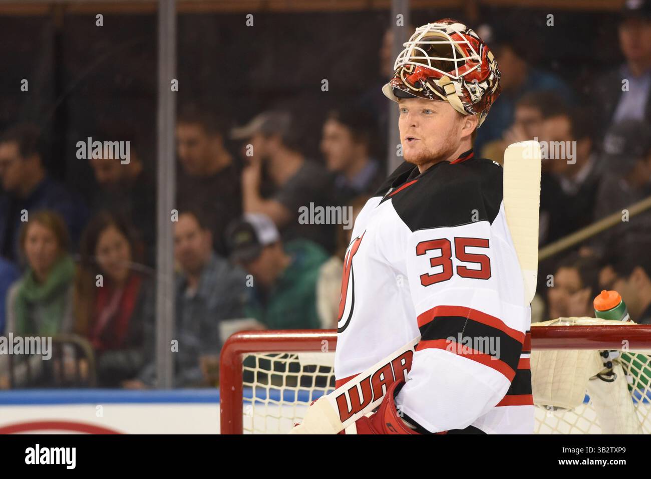 8. Februar 2016: Der New Jersey Devils-Torwart Cory Schneider (35) sieht sich während des Spiels zwischen den New York Rangers und den New Jersey Devils im Madison Square Garden in Manhattan an. Obligatorische Gutschrift: Kostas Lymperopoulos/CSM (Bild des Gutscheins: © Kostas Lymperopoulos/CSM via ZUMA Wire) Stockfoto